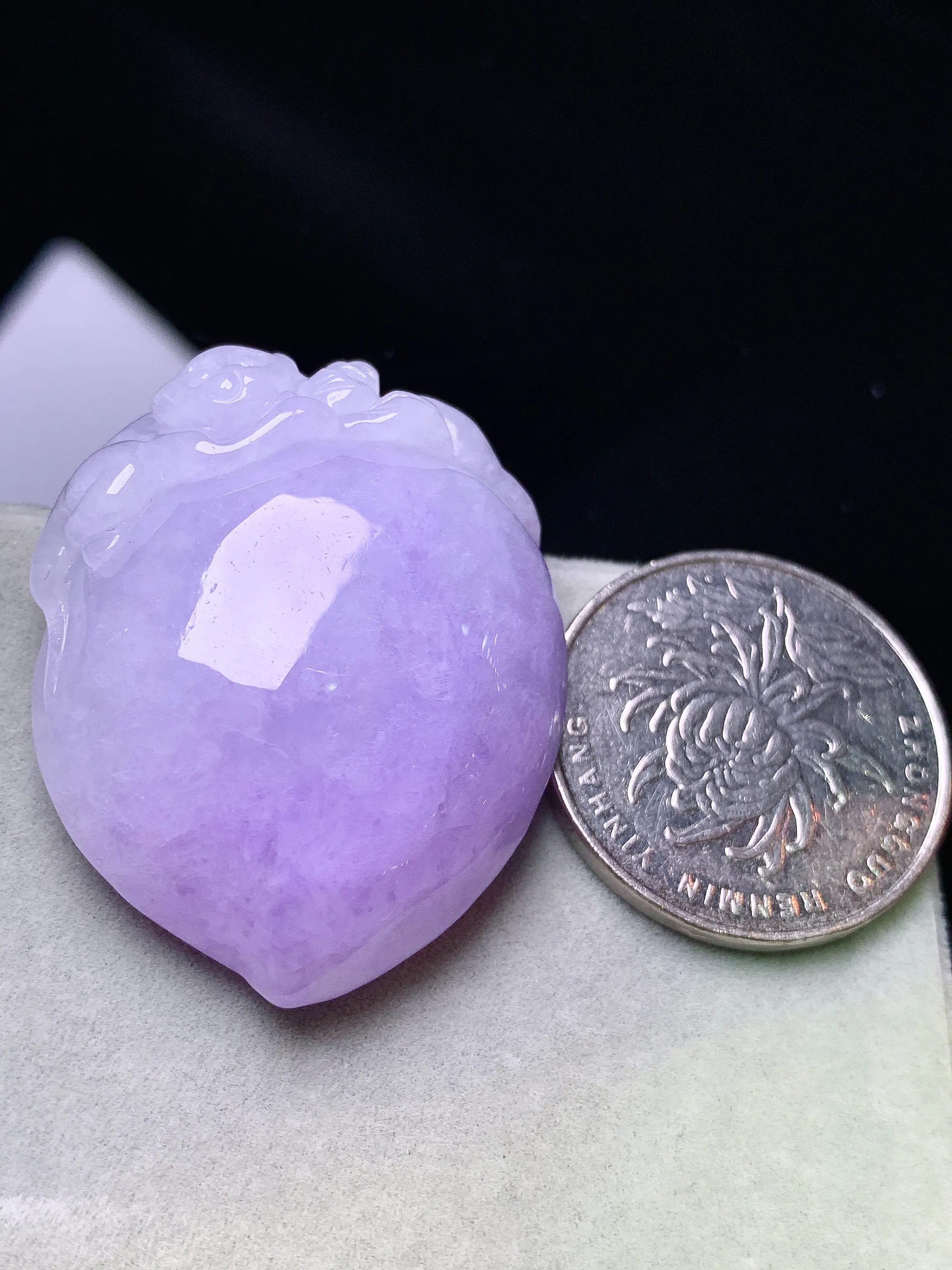 紫罗兰寿桃吊坠 玉质细腻 色泽艳丽清新 整体尺寸37.5*30*12.5