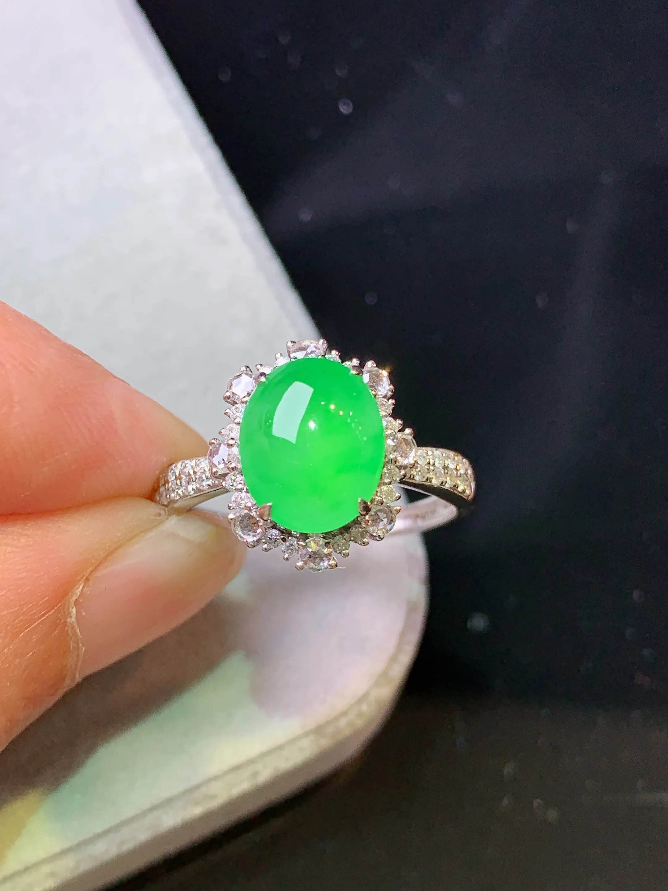 18k金钻镶嵌翠绿蛋面戒指 玉质细腻 色泽艳丽清新 圈口15.5整体尺寸13.3*11.6*8.2