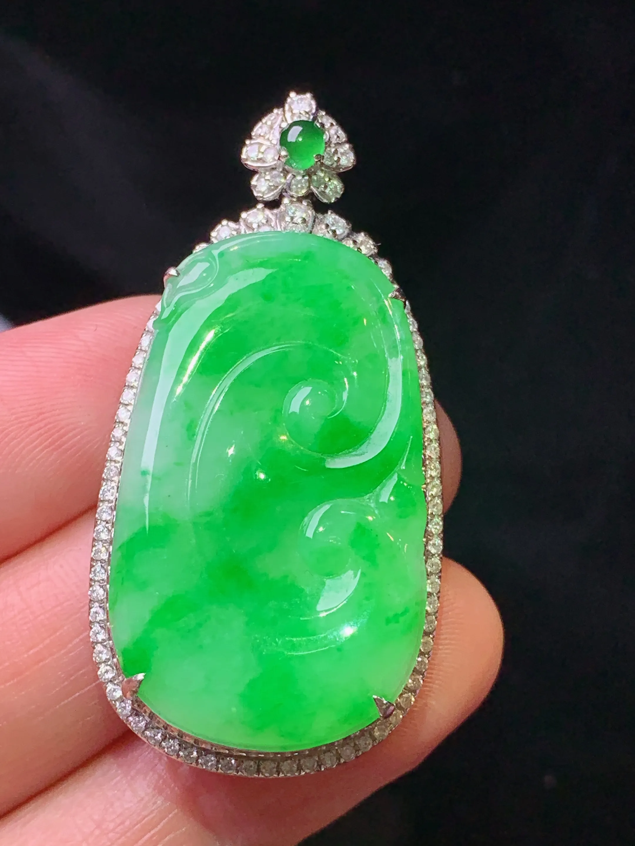 18k金钻镶嵌翠绿如意吊坠 玉质细腻 色泽清新艳丽 整体尺寸45.2*22.5*8.5