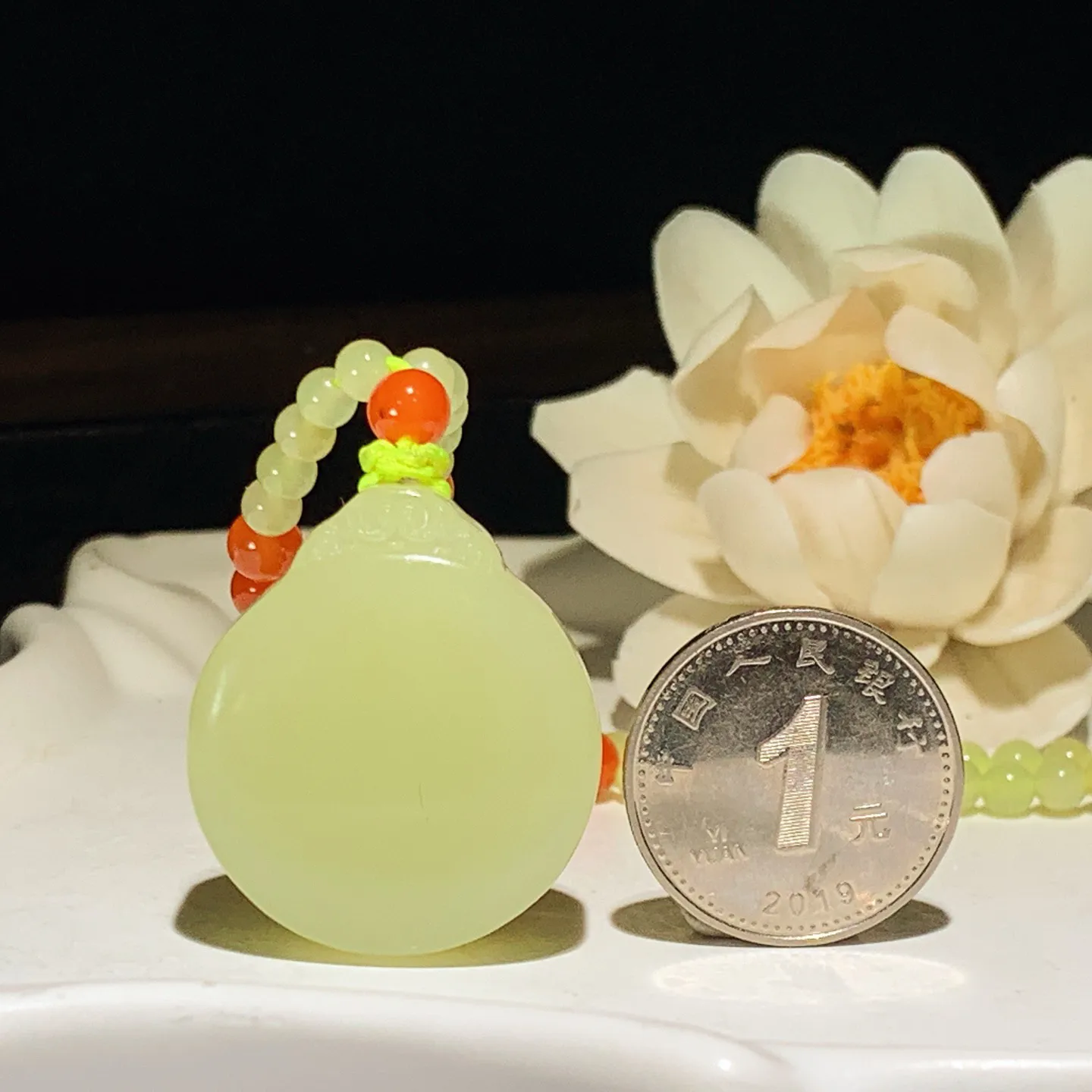 新疆和田玉若羌黄口料平安无事圆牌挂件。 尺寸30/26/11mm重34克。玉质细腻油润。手推出油。品相大气 lt260119