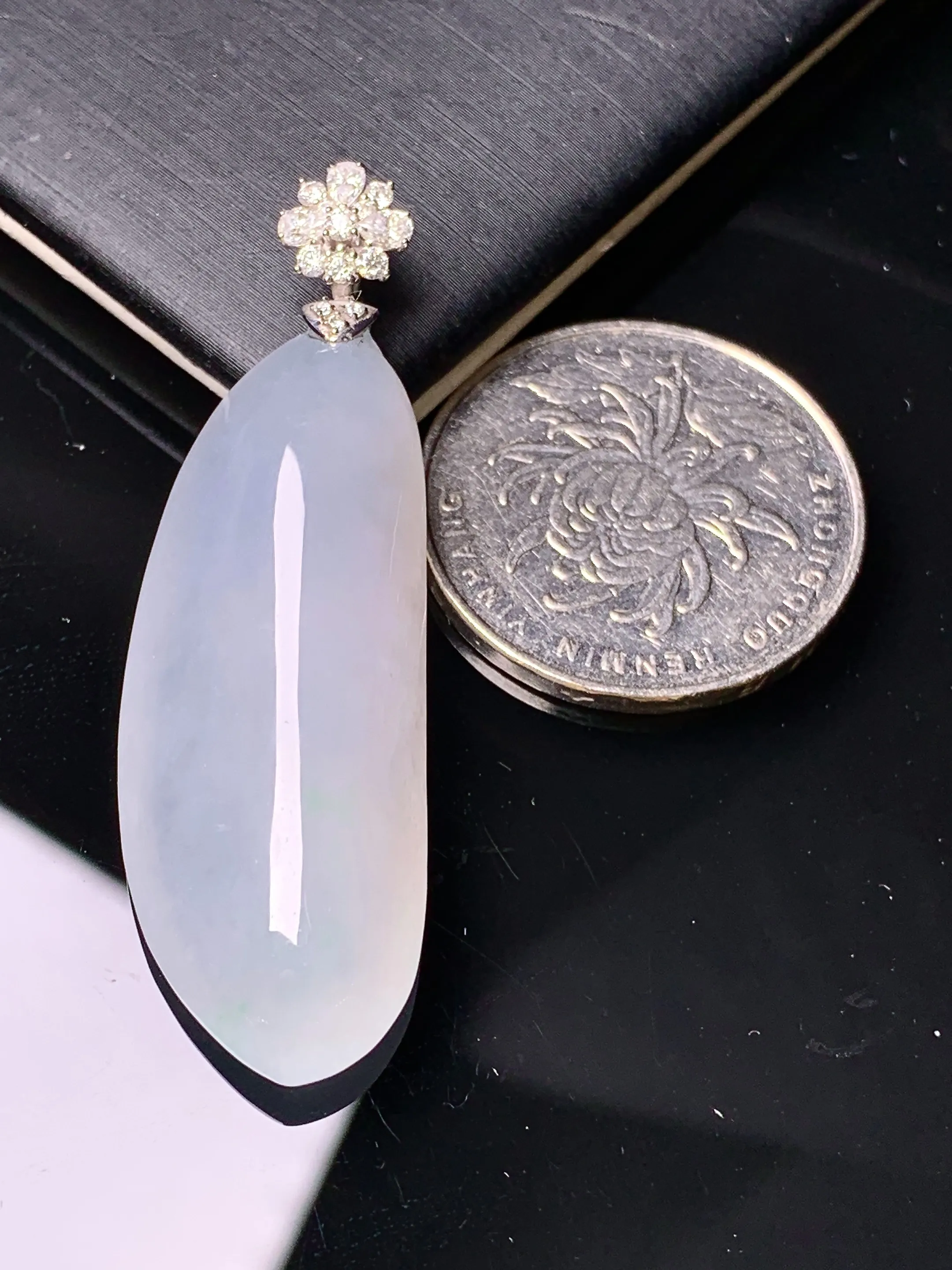 18k金莫桑钻钻镶嵌吊坠 玉质细腻 色泽艳丽清新 整体尺寸48*15.5*10