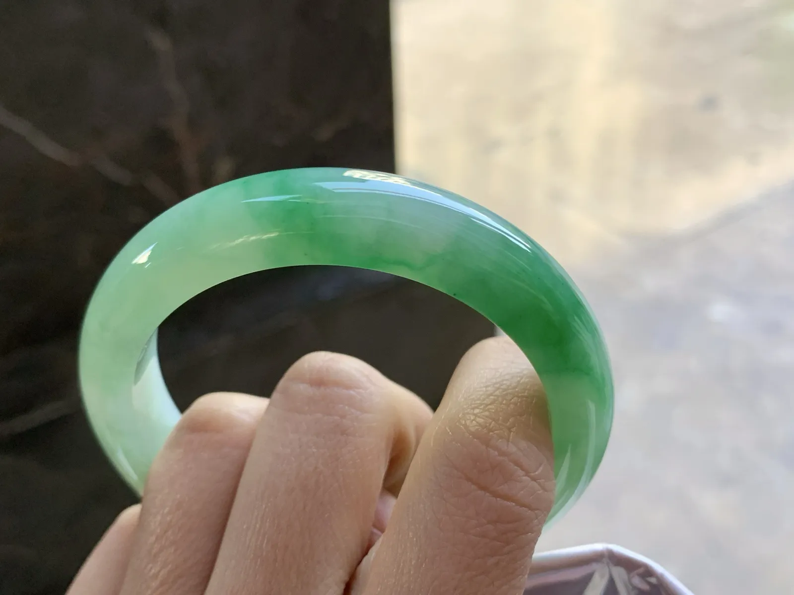 55.5-12.8-8.7毫米

绿色手镯^_^鲜艳 玉质温润