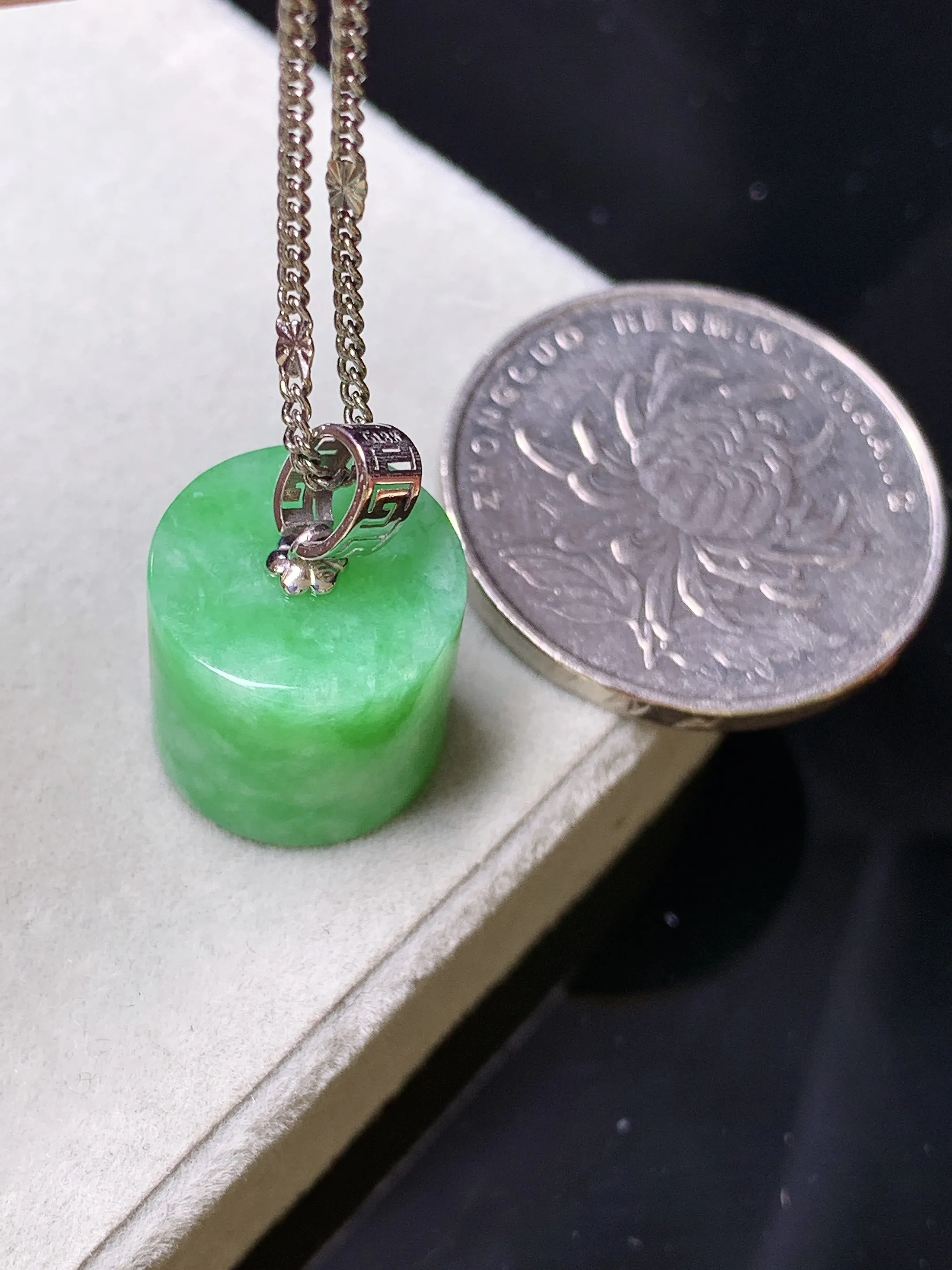 18k金镶嵌翠绿路路通吊坠 玉质细腻 色泽清新艳丽 整体尺寸19*13.3*12