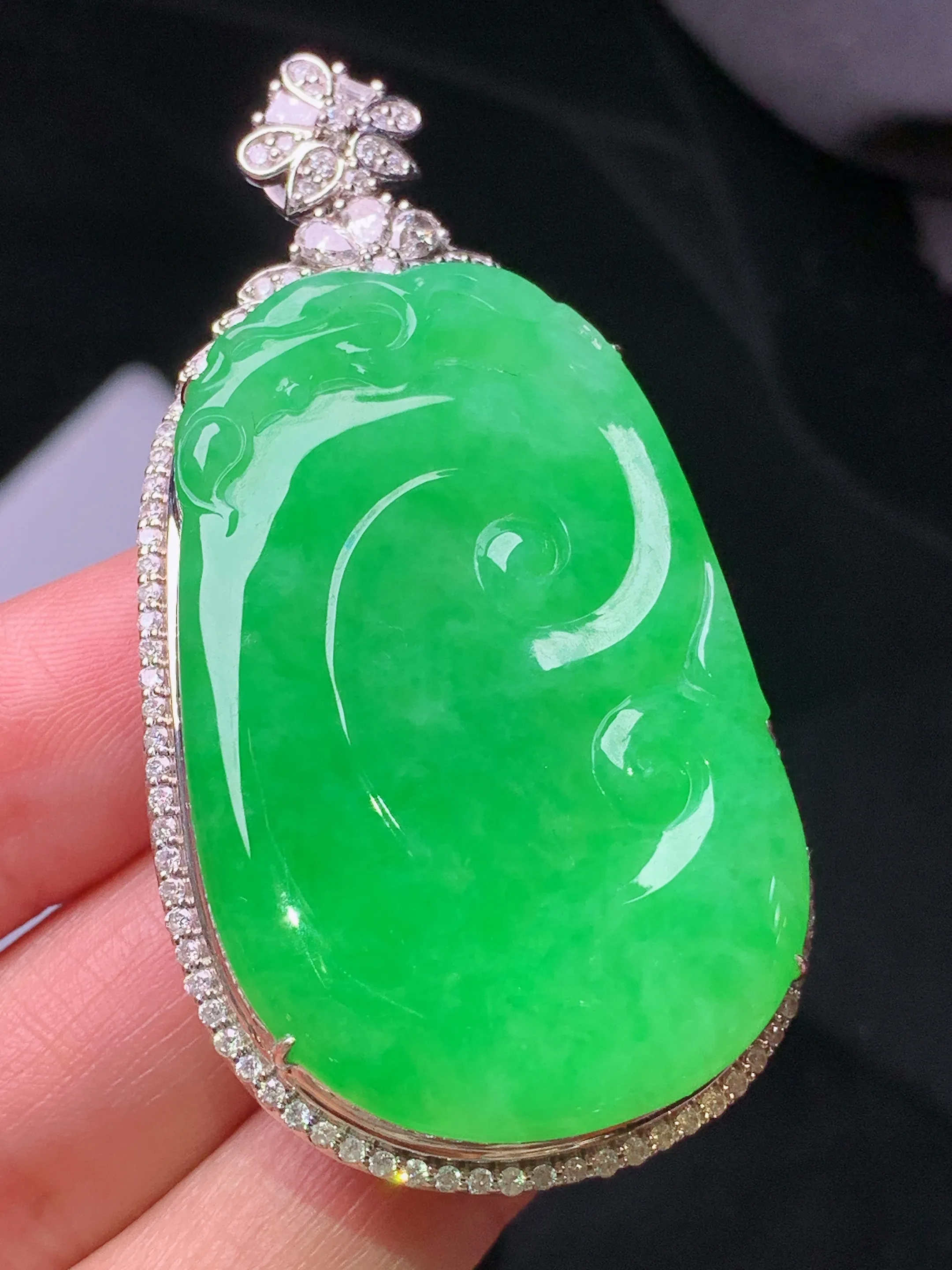 18k金钻镶嵌翠绿如意吊坠 玉质细腻 色泽艳丽清新 整体尺寸59*31*11.5