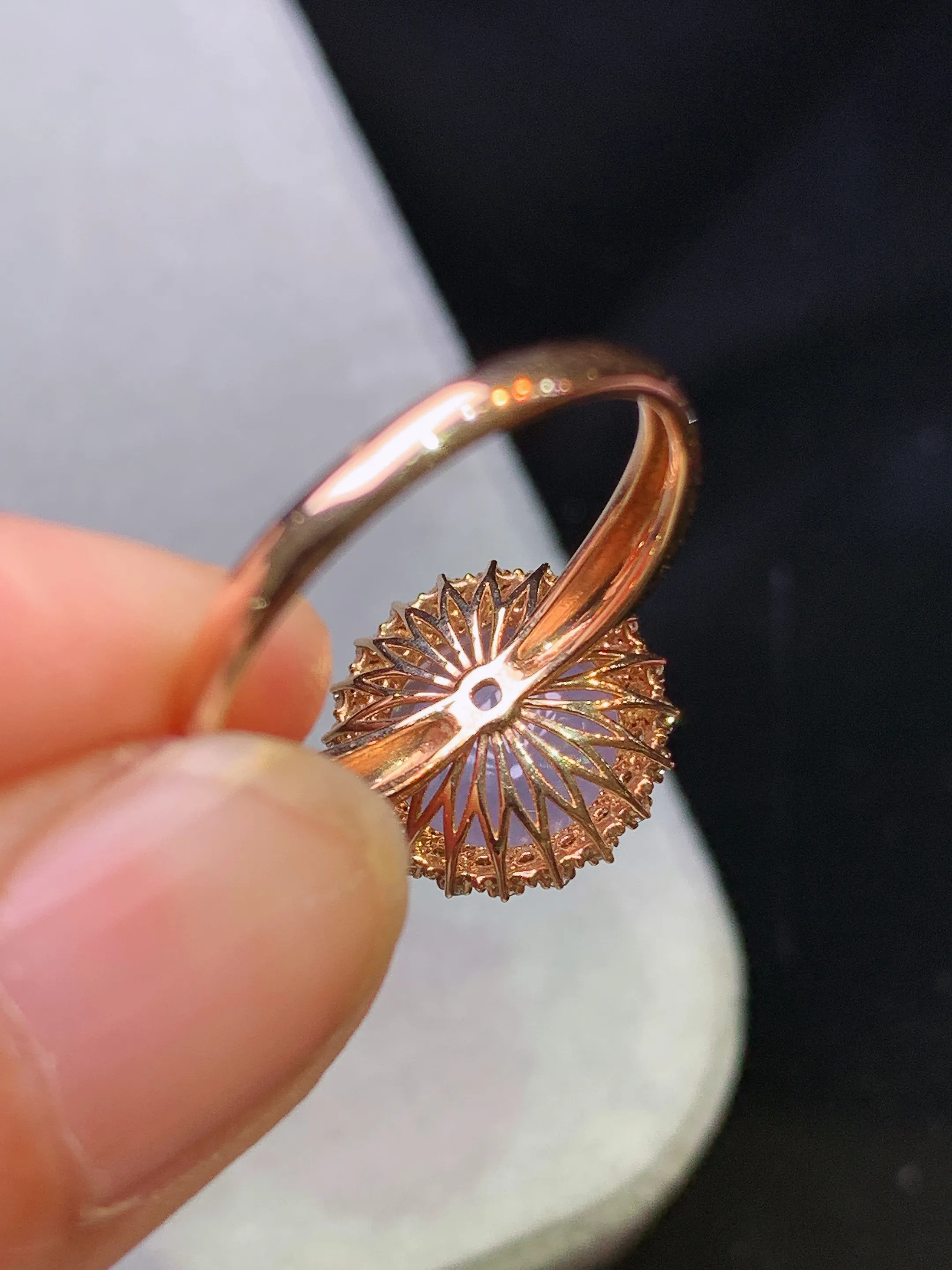 18k金钻镶嵌紫罗兰蛋面戒指 玉质细腻 色泽清新艳丽 圈口13.5整体尺寸12.3*9.5