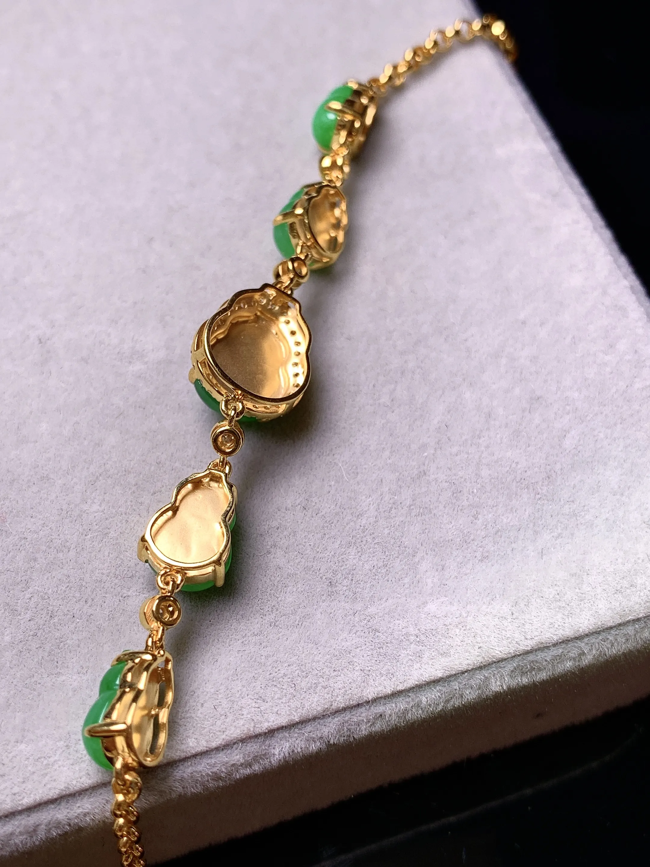 18k金钻镶嵌满绿葫芦手链 玉质细腻 色泽艳丽清新 整体尺寸64.5*8.8*6.2