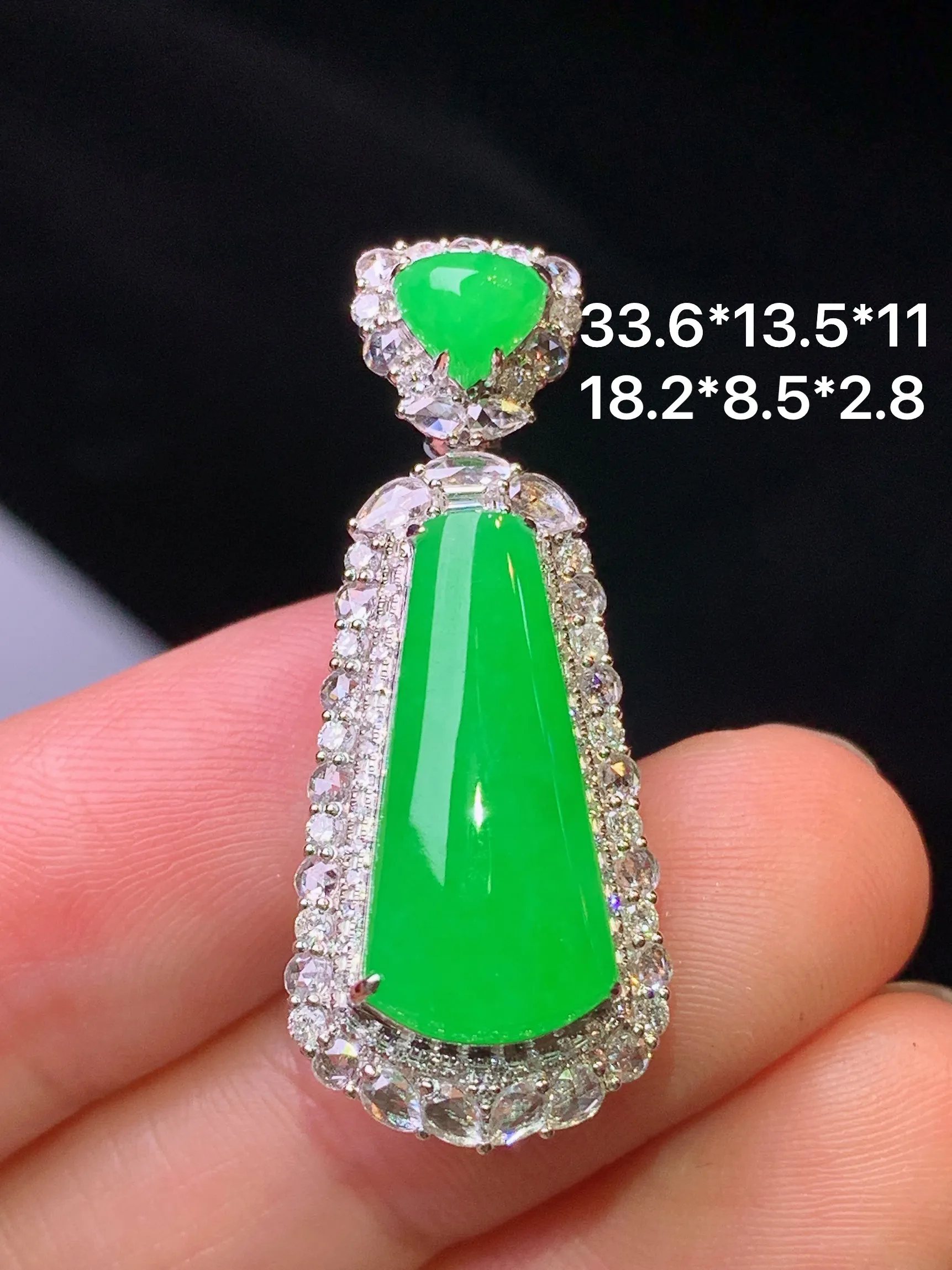 18k金钻镶嵌翠绿玉柱吊坠 玉质细腻 色泽艳丽清新 整体尺寸33.6*13.5*11