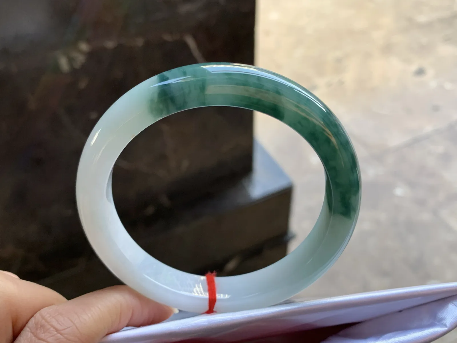 63-12-9.5

蓝花大圈手镯^_^鲜艳 玉质温润