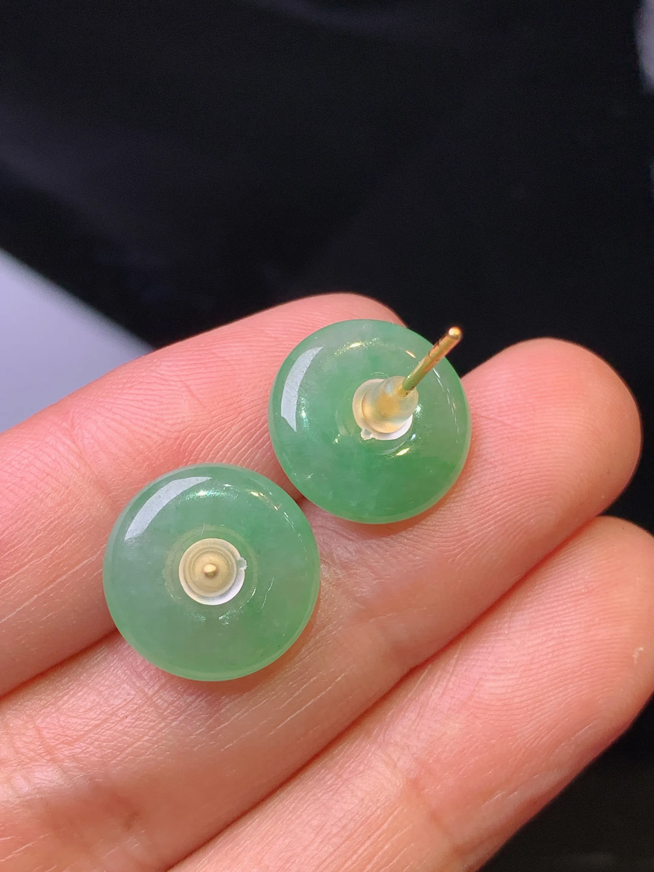 18k金镶嵌浅绿平安扣耳钉 玉质细腻 色泽艳丽清新 整体尺寸13*4