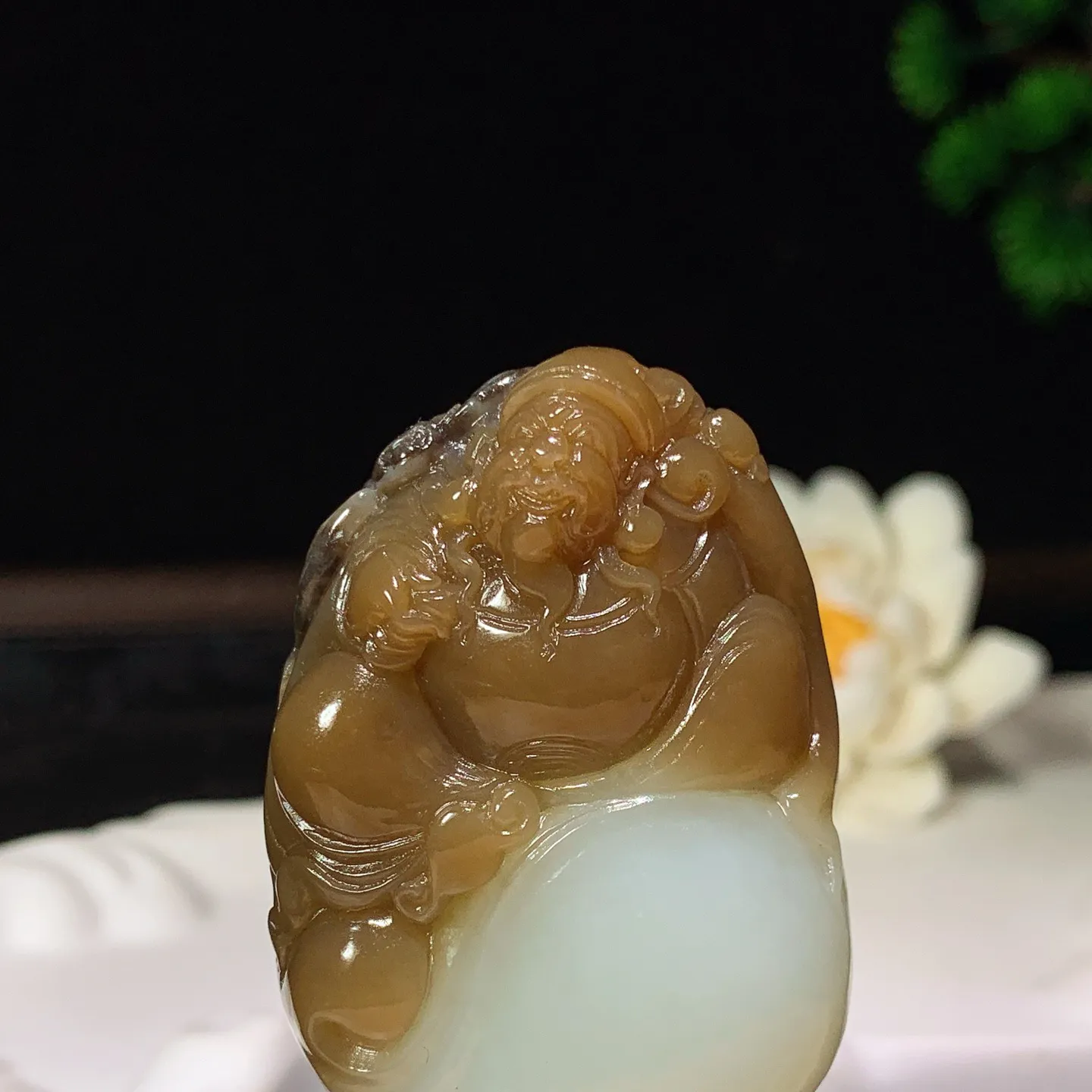 新疆和田玉且末糖财神爷挂件。 尺寸52/37/17mm重62.5克。玉质细腻油润。手推出油。品相大气 lt260119