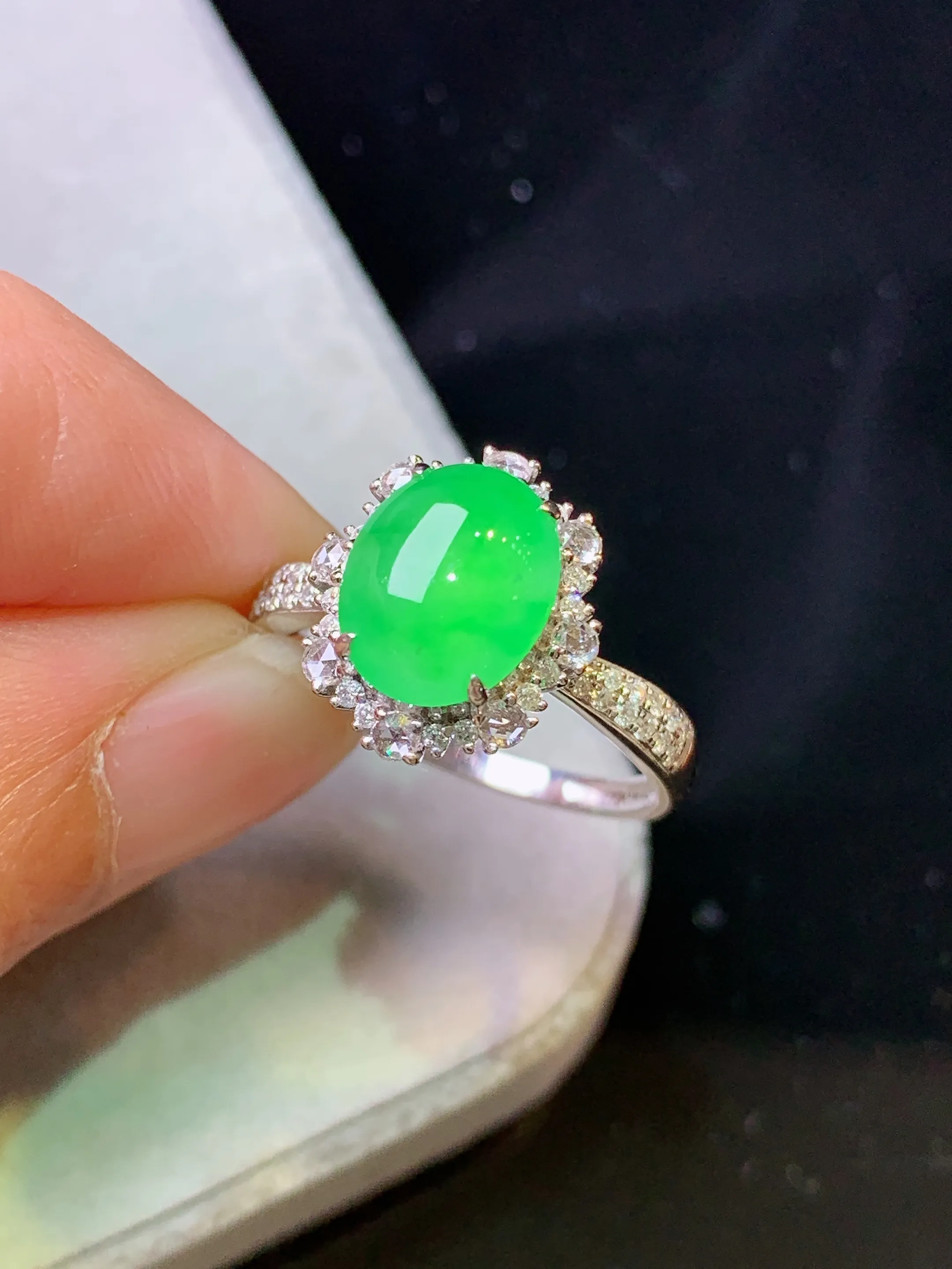 18k金钻镶嵌翠绿蛋面戒指 玉质细腻 色泽艳丽清新 圈口15.5整体尺寸13.3*11.6*8.2