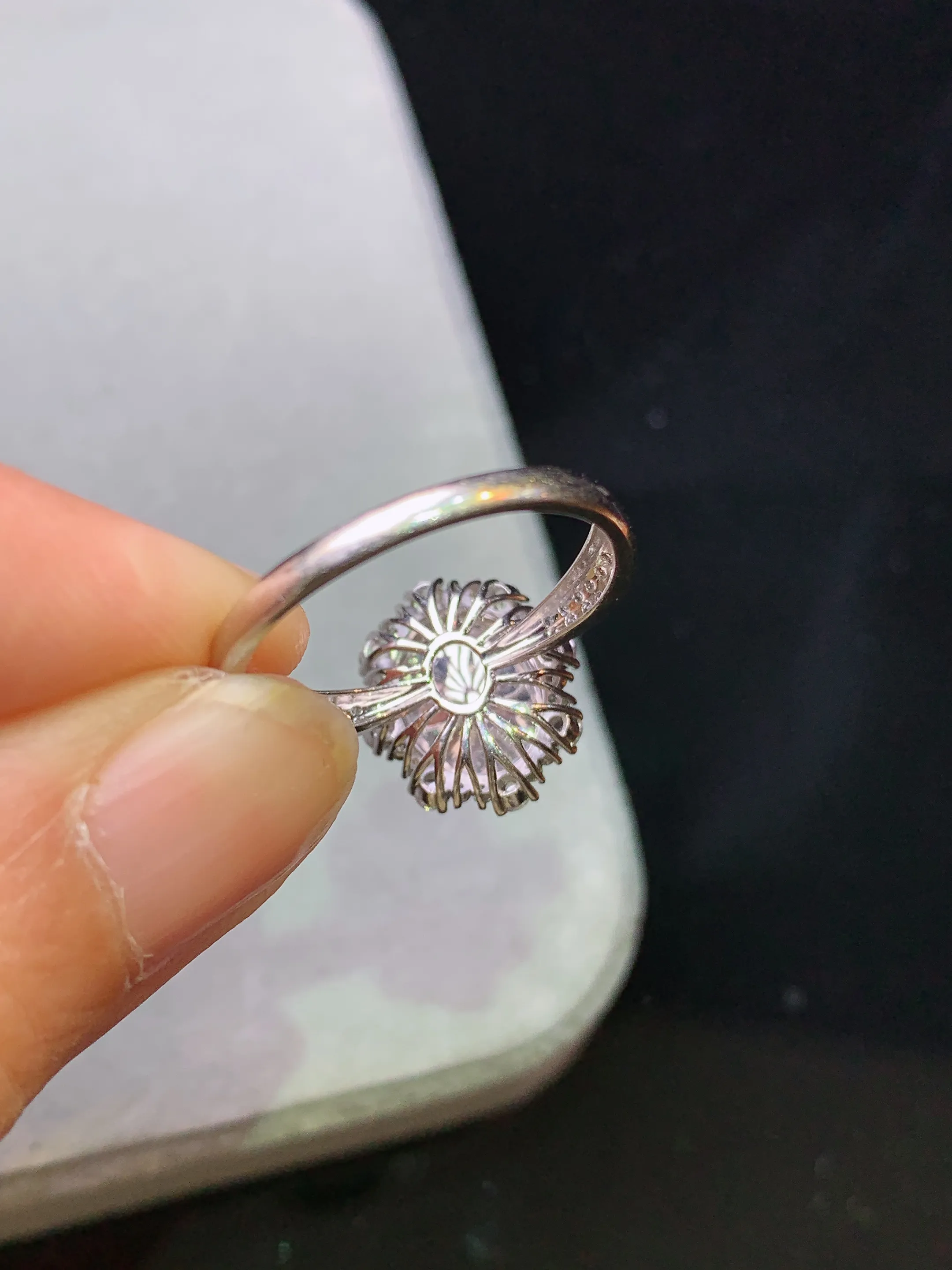 18k金钻镶嵌翠绿蛋面戒指 玉质细腻 色泽艳丽清新 圈口15.5整体尺寸13.3*11.6*8.2