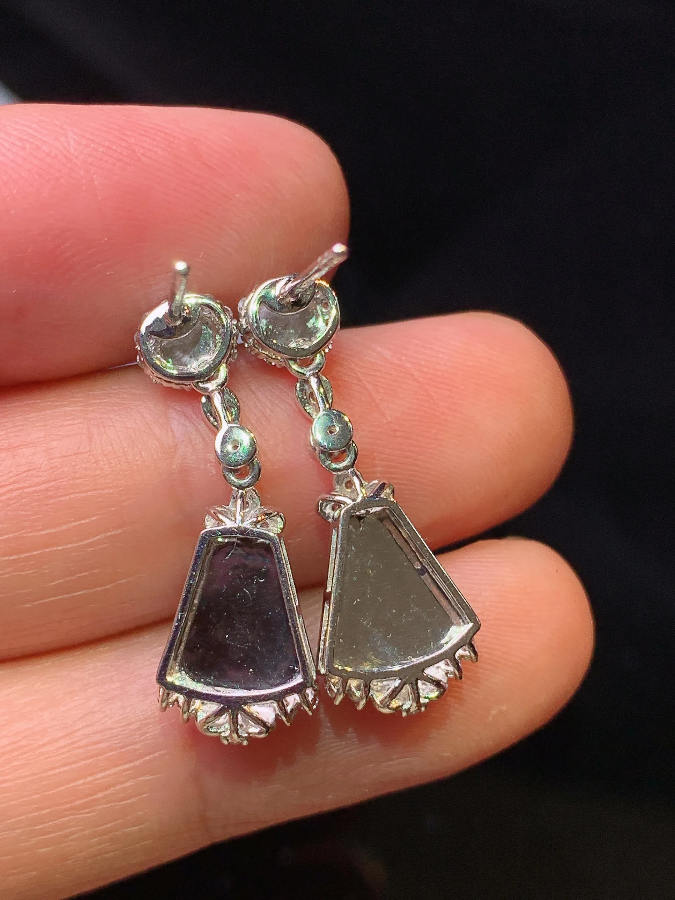 18k金钻镶满绿无事牌耳坠 玉质细腻 色泽艳丽清新 整体尺寸24.6*8.6*4.3