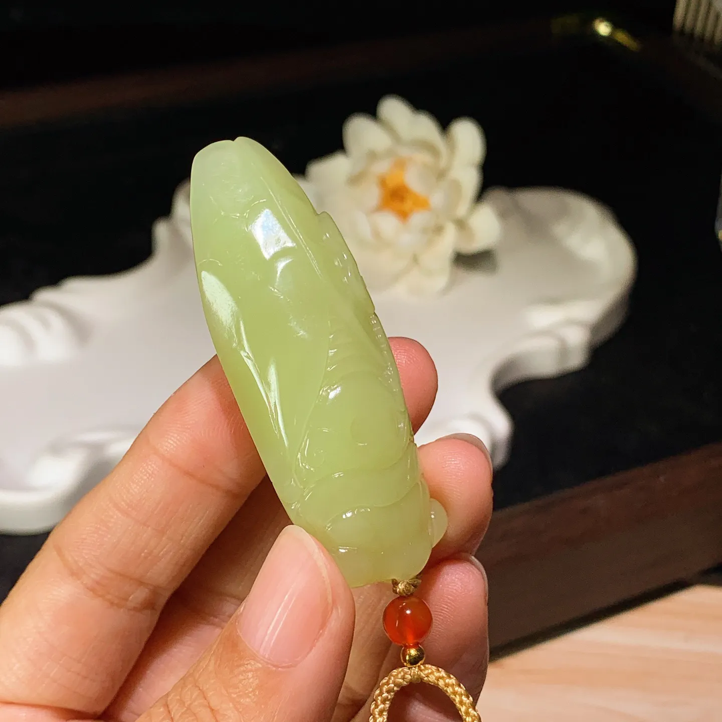 新疆和田玉若羌黄口料一鸣惊人挂件。 尺寸58/21/11mm重26.5克。玉质细腻油润。手推出油。品相大气 lt260119