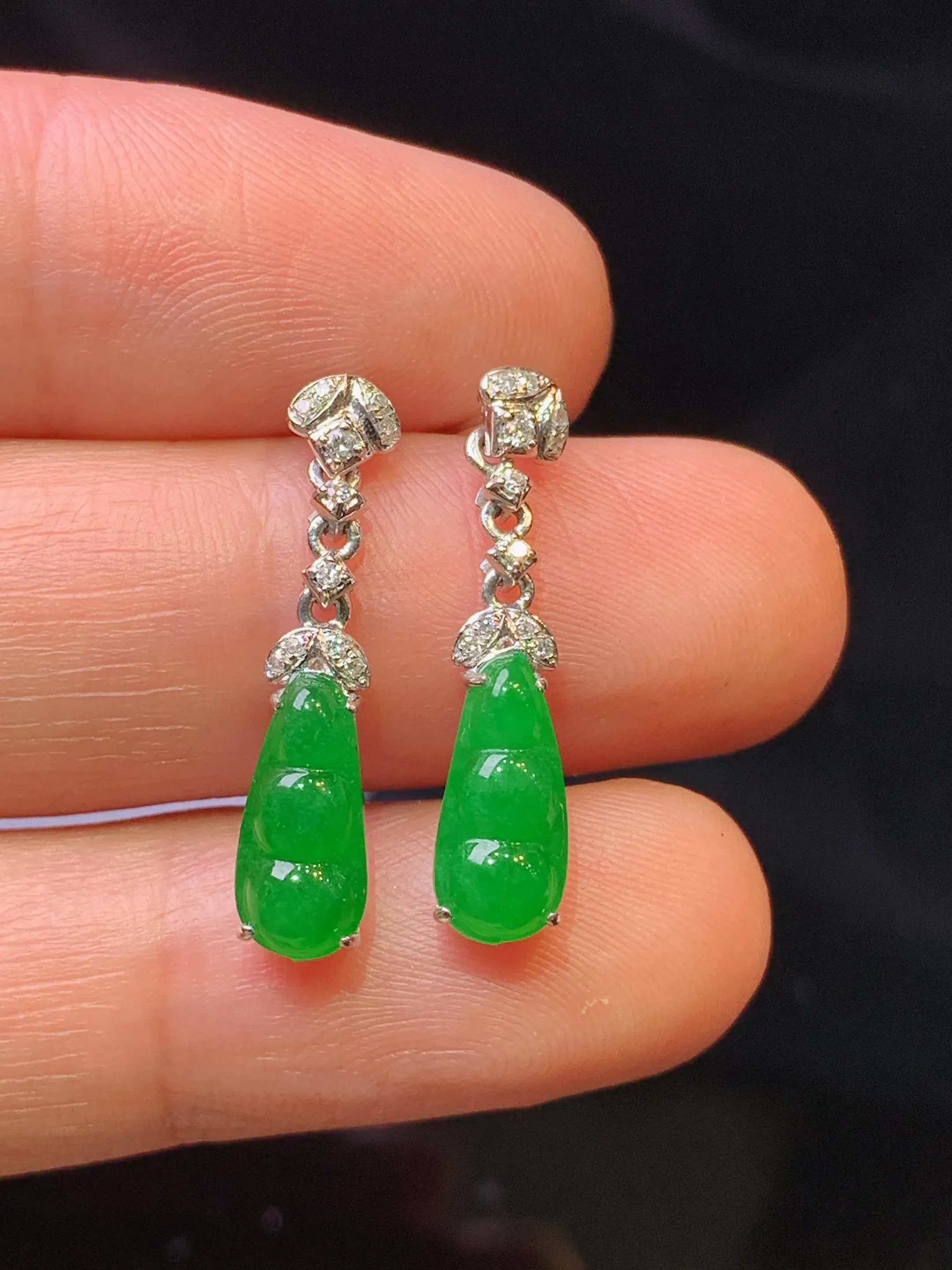 18k金钻镶嵌满绿四季豆耳坠 玉质细腻 色泽艳丽清新 整体尺寸23*5*4.3