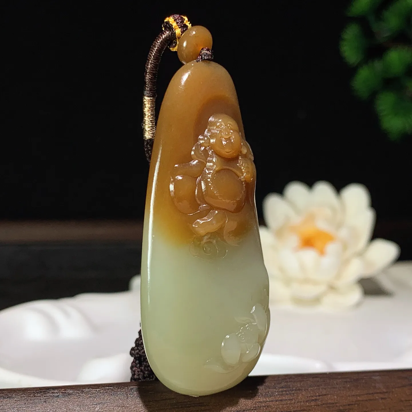 新疆和田玉且末糖佛引福来挂件。 尺寸59/27/12mm重32克。玉质细腻油润。手推出油。品相大气 lt260119