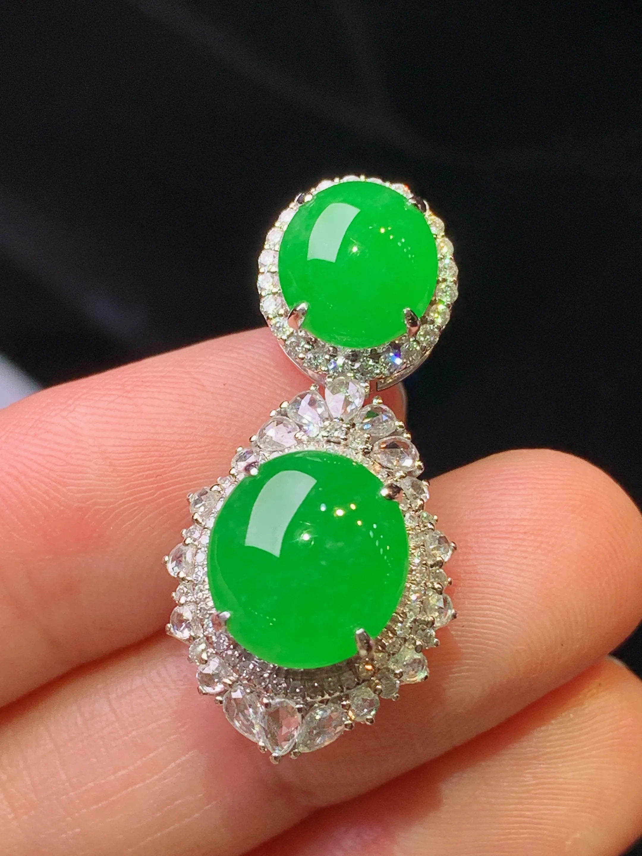 18k金钻镶嵌满绿蛋面组合吊坠 玉质细腻 色泽艳丽清新 整体尺寸31.8*15.5*13