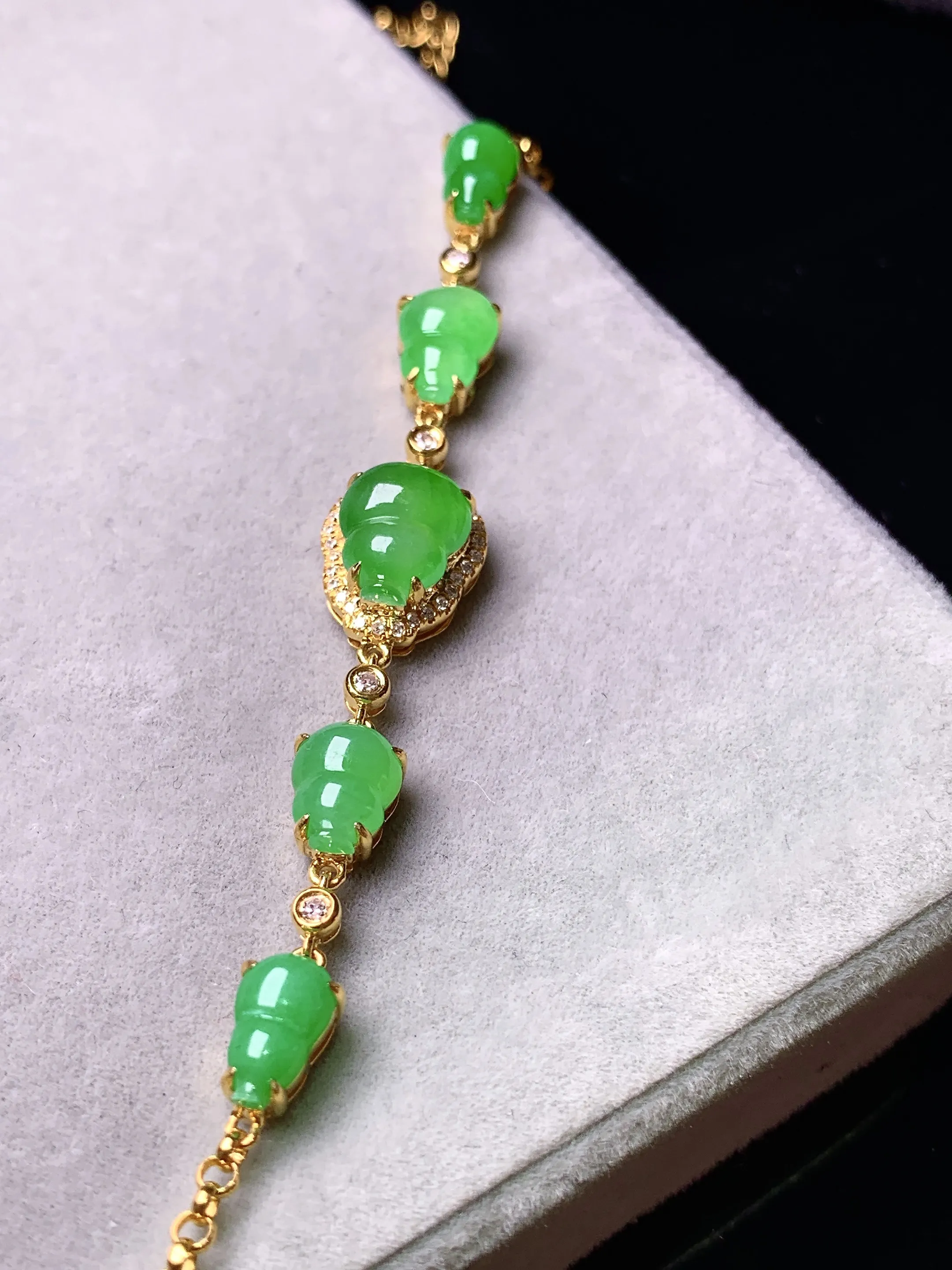 18k金钻镶嵌满绿葫芦手链 玉质细腻 色泽艳丽清新 整体尺寸64.5*8.8*6.2