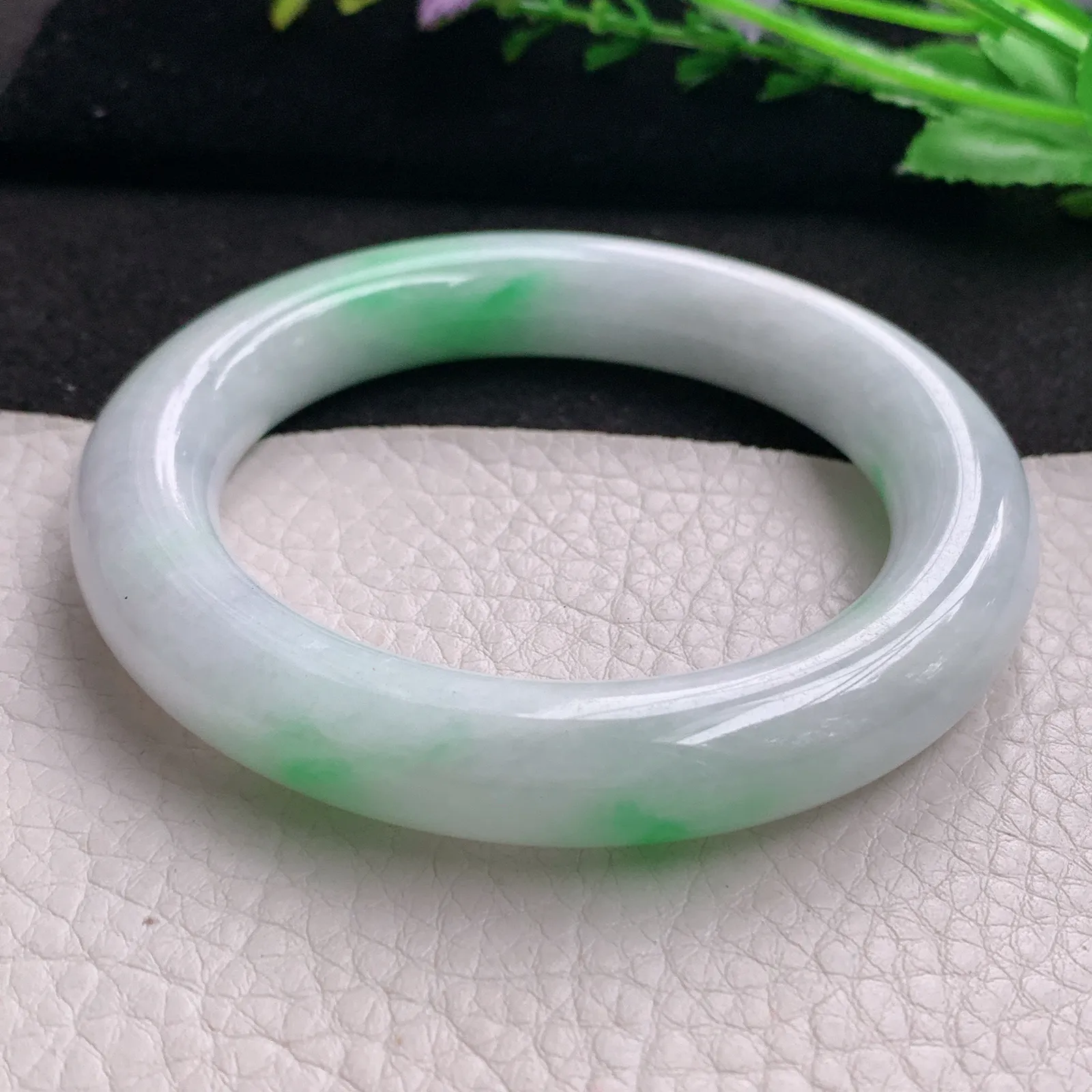 yh实拍56*11.8胖圆镯 缅甸翡翠精美白底青圆条玉手镯 玉手环