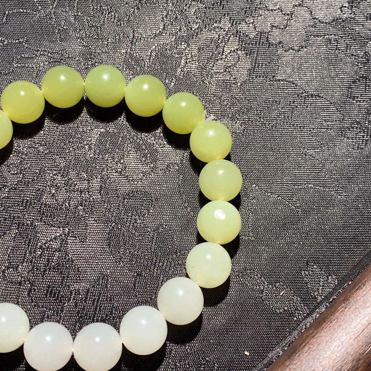 和田玉白加黄口料手串 单颗尺寸10mm重29克。玉质细腻油润。手推出油。品相大气 lt260119