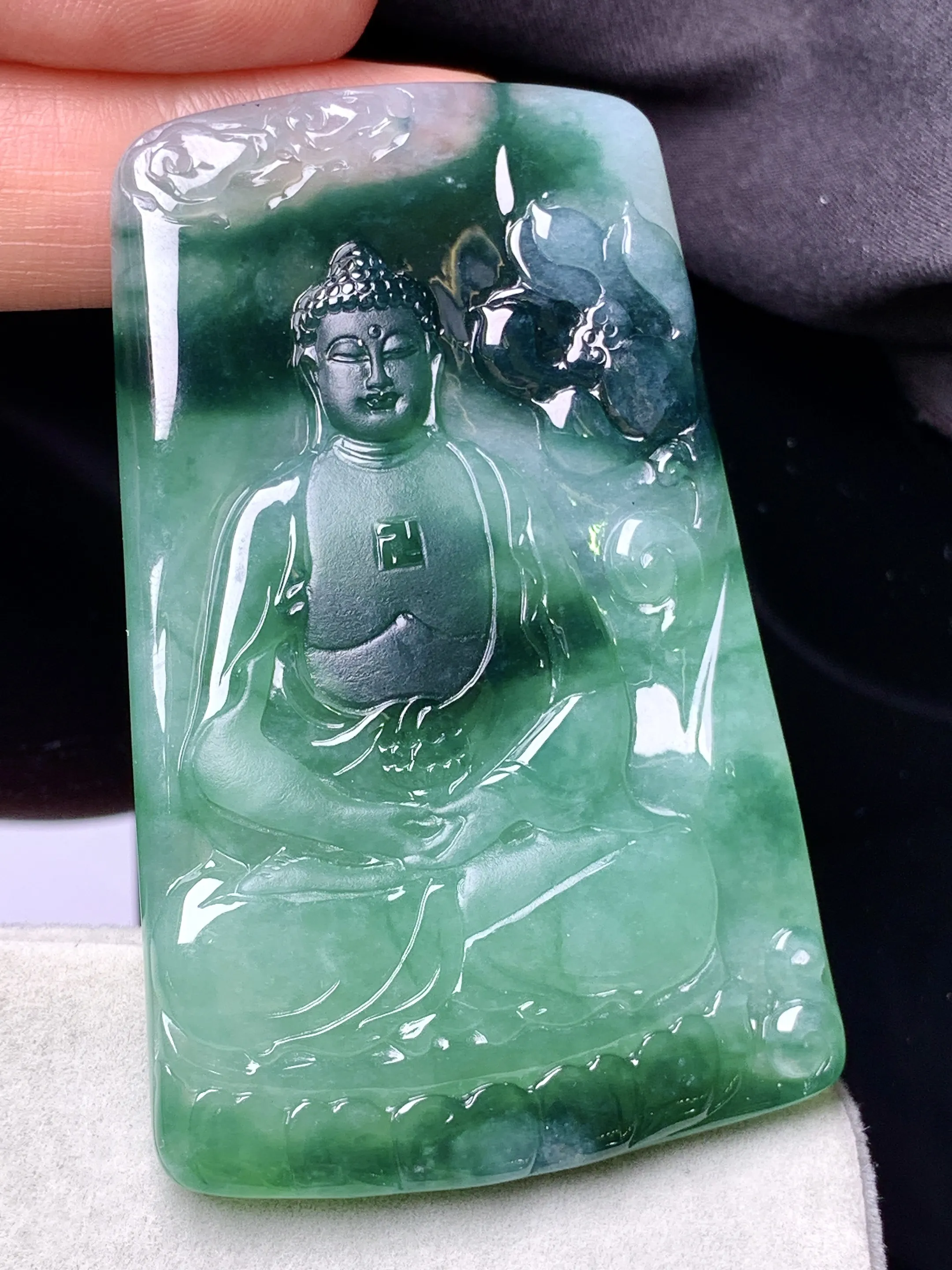 飘绿大日如来佛祖吊坠 玉质细腻 色泽艳丽清新 整体尺寸59.8*38.5*5