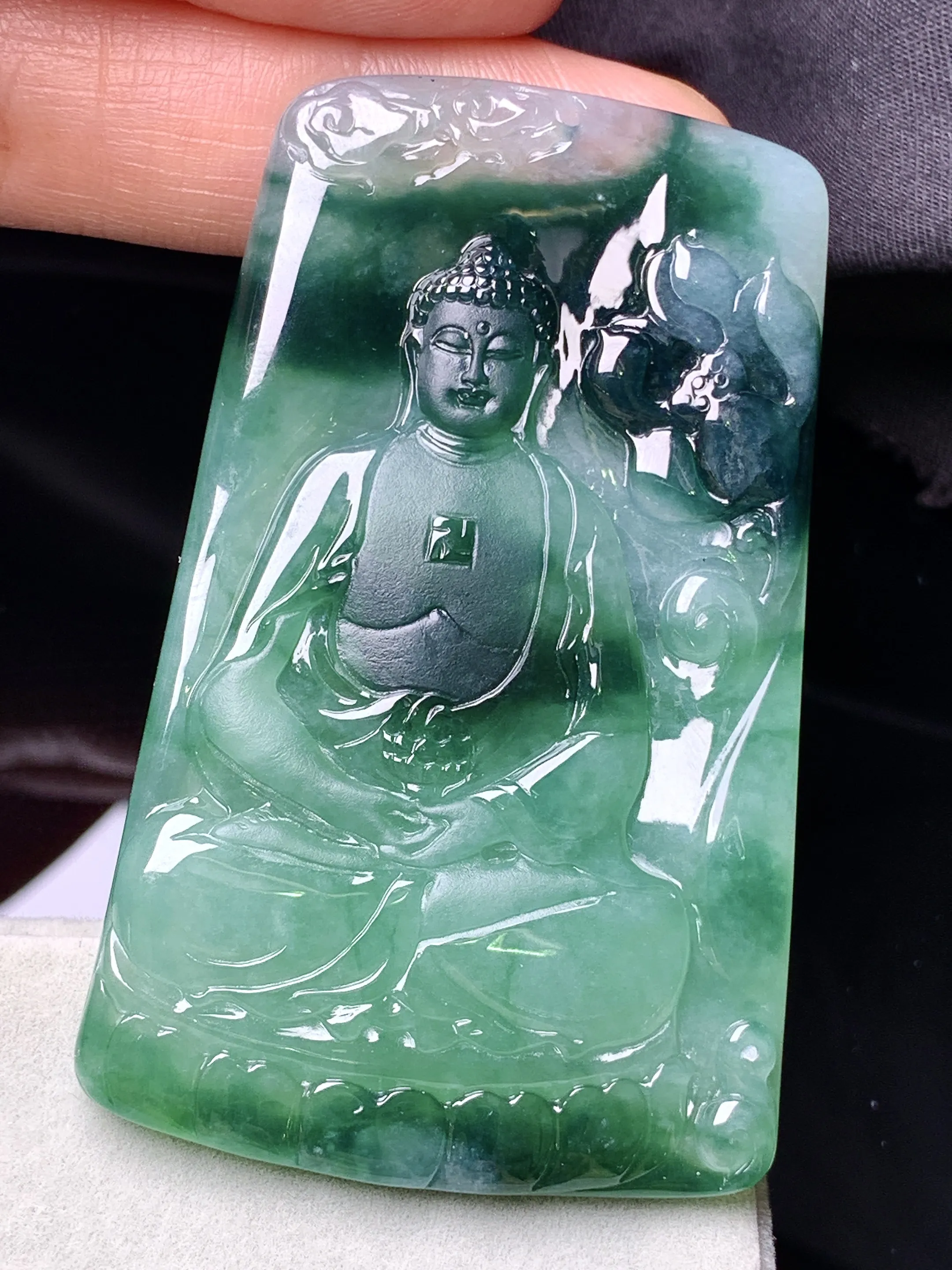 飘绿大日如来佛祖吊坠 玉质细腻 色泽艳丽清新 整体尺寸59.8*38.5*5