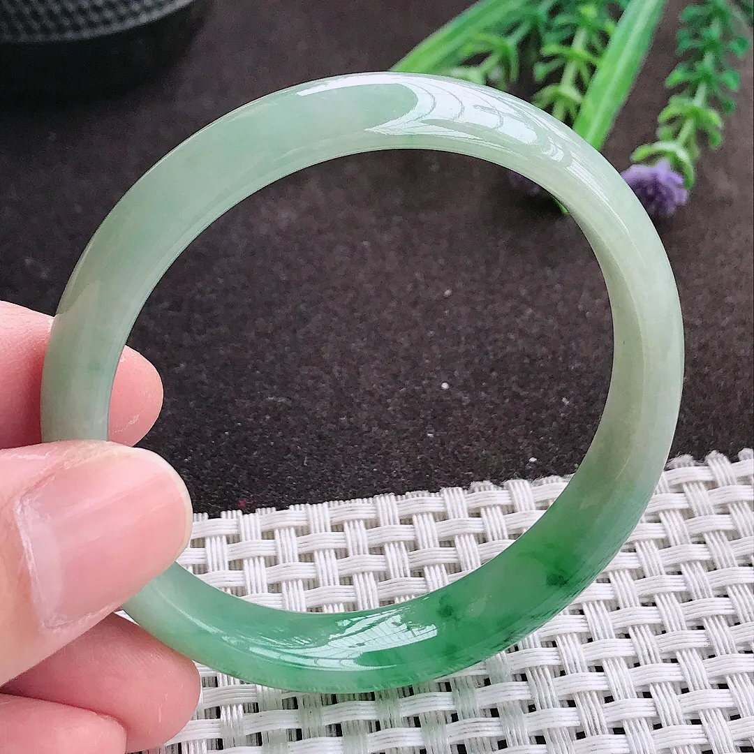实拍A货翡翠53.5/10.6/6老坑冰胶水灵飘阳绿手镯宽边翡翠玉镯女款