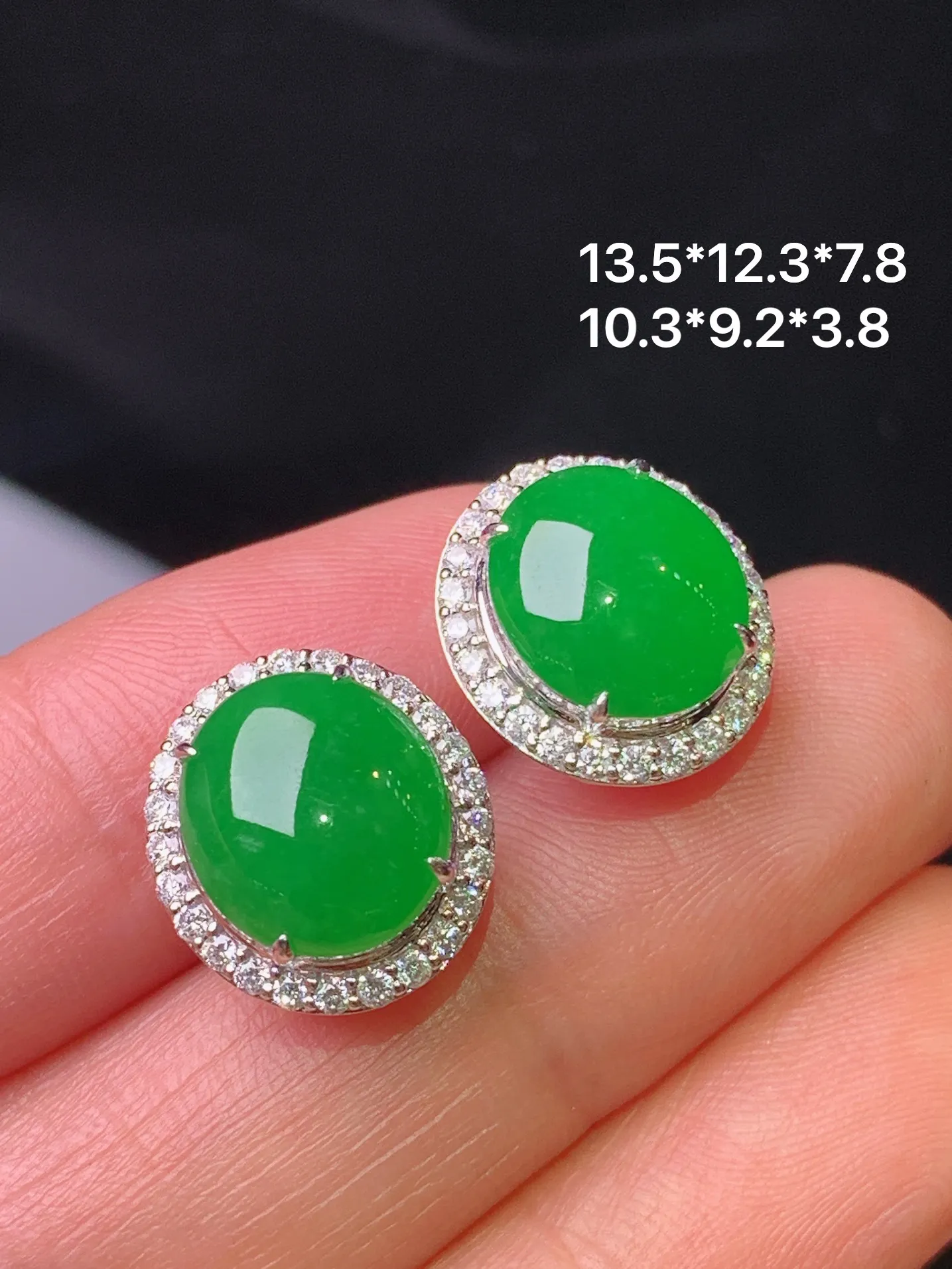 18k金钻镶嵌满绿蛋面耳钉 玉质细腻 色泽艳丽清新 整体尺寸13.5*12.3*7.8
