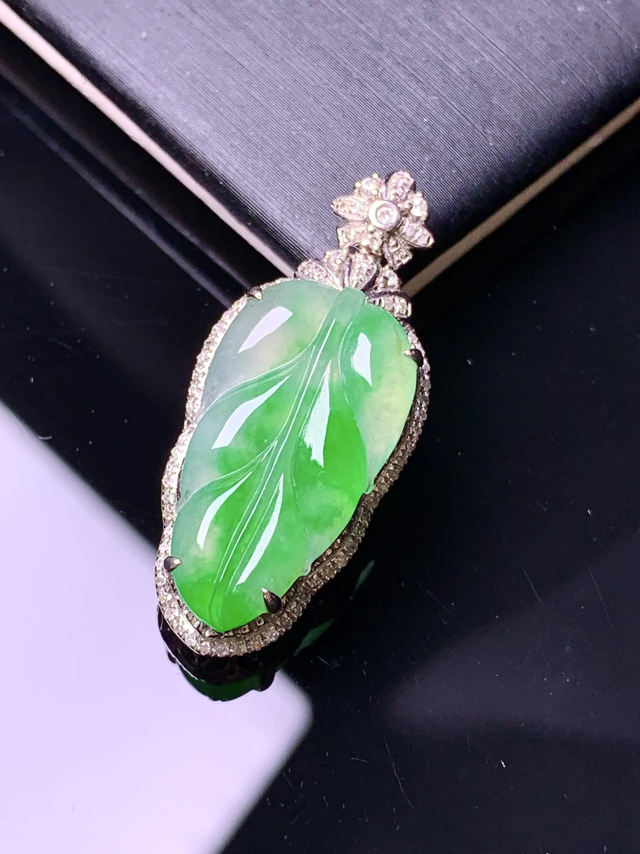 18k金钻镶嵌翠绿树叶吊坠 玉质细腻 色泽清新艳丽 整体尺寸31.5*13.8*7