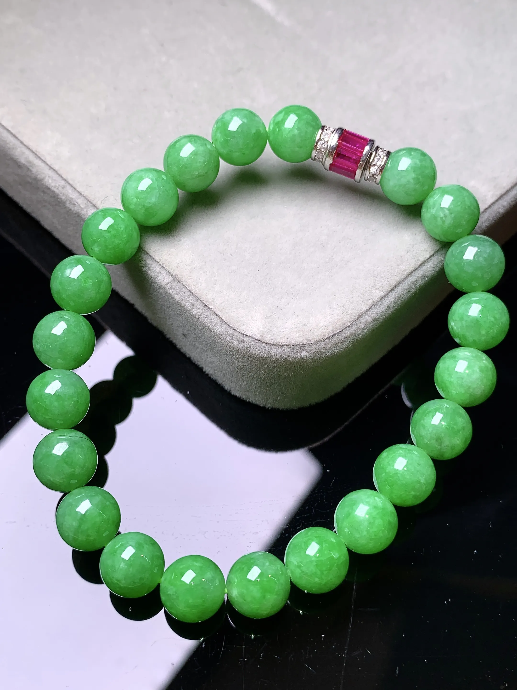 翠绿圆珠手链 玉质细腻 色泽清新艳丽 整体尺寸7.8