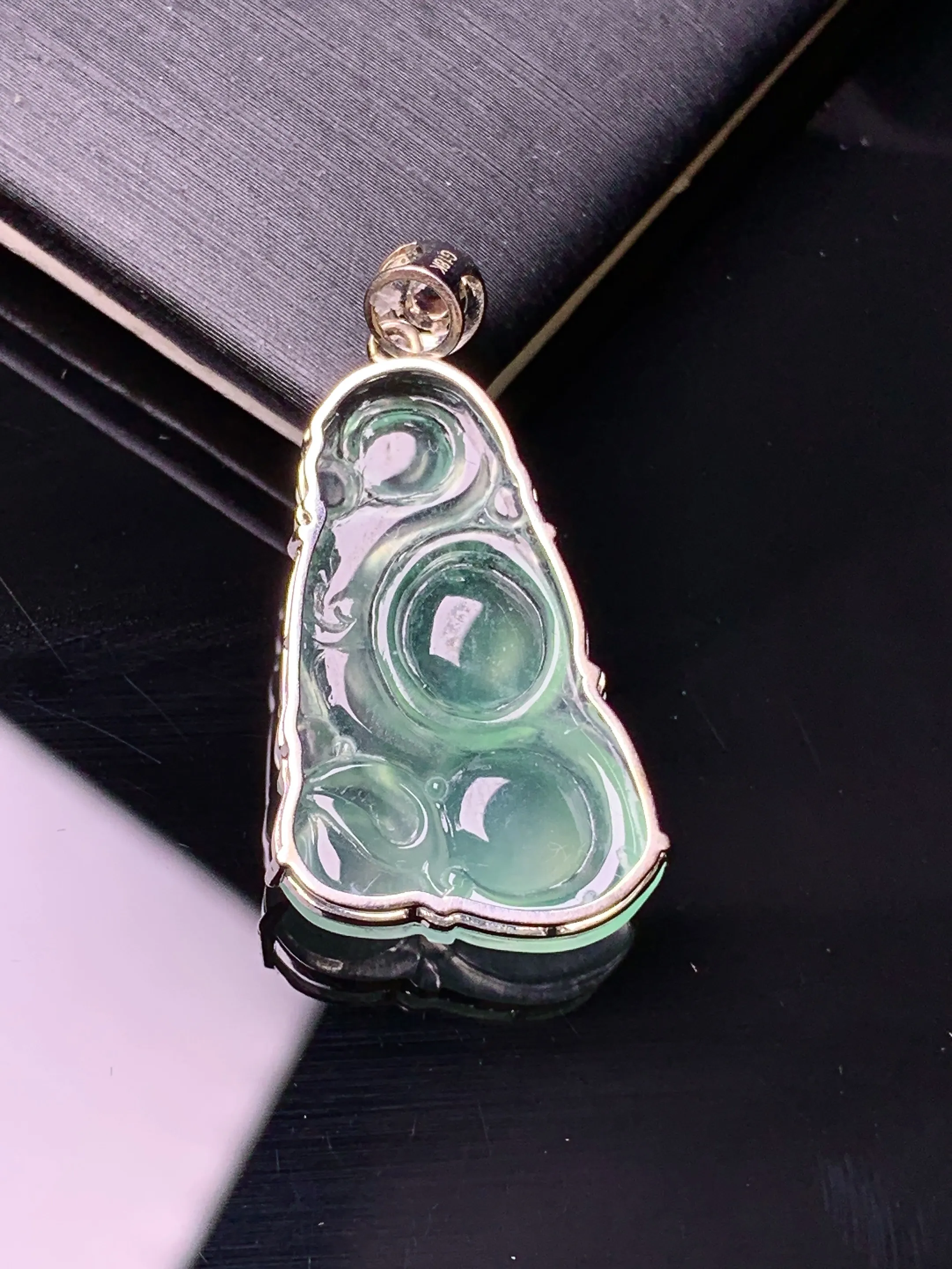 18k金钻镶嵌冰种飘绿如意吊坠 玉质细腻 色泽艳丽清新 整体尺寸30.6*15.8*6.2