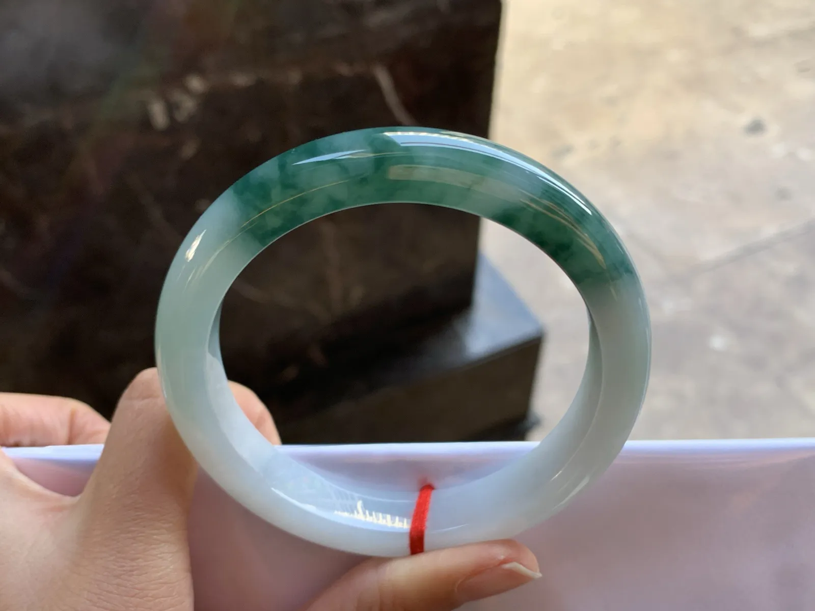 63-12-9.5

蓝花大圈手镯^_^鲜艳 玉质温润