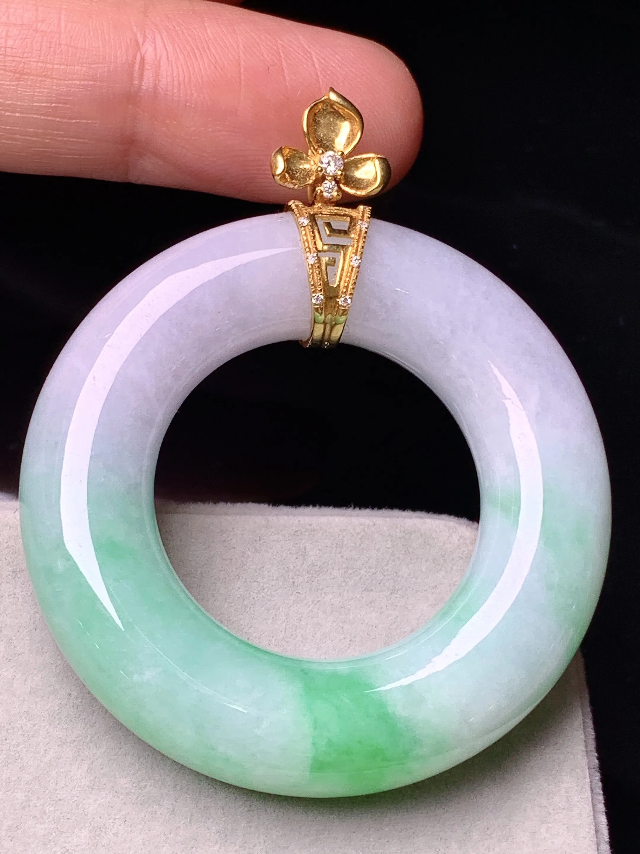 18k金钻镶嵌飘绿平安环吊坠 玉质细腻 色泽艳丽清新 整体尺寸53.7*44*9.8