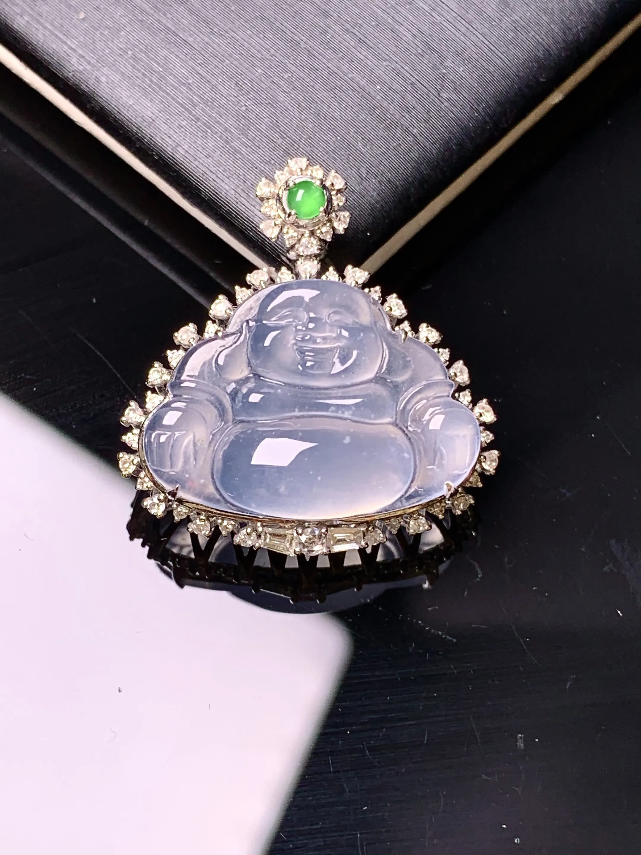 18k金钻镶嵌冰种佛公吊坠 玉质细腻 色泽艳丽清新 整体尺寸23*21.8*8.8