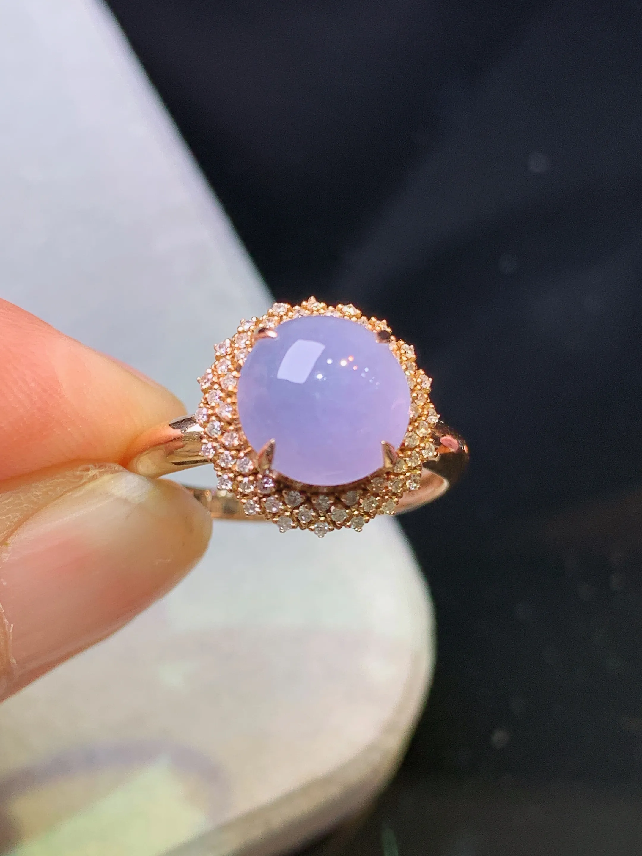 18k金钻镶嵌紫罗兰蛋面戒指 玉质细腻 色泽清新艳丽 圈口13.5整体尺寸12.3*9.5