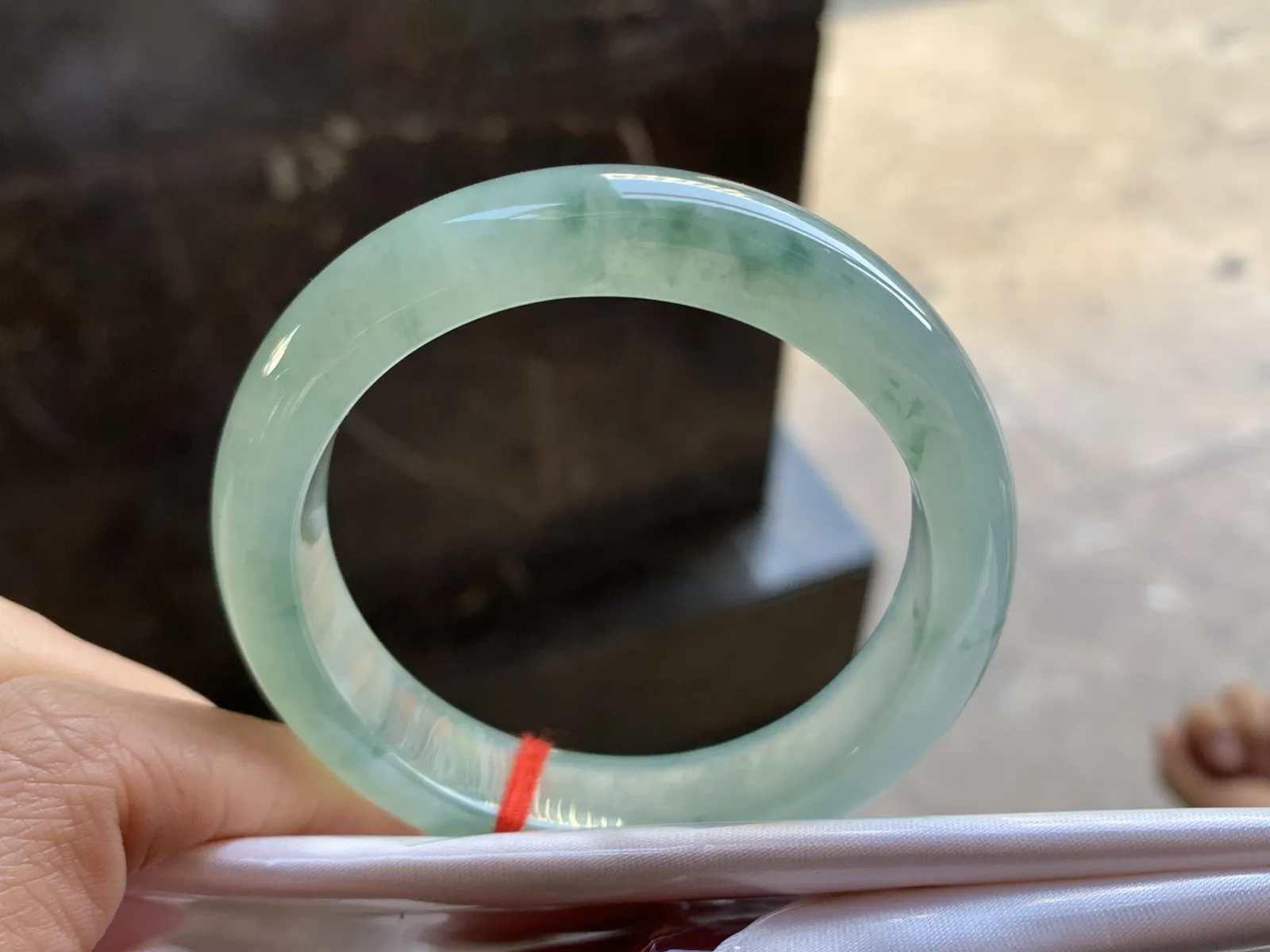 51.5-12.2-8.5

冰种晴水飘花手镯^_^清透 颜色好看