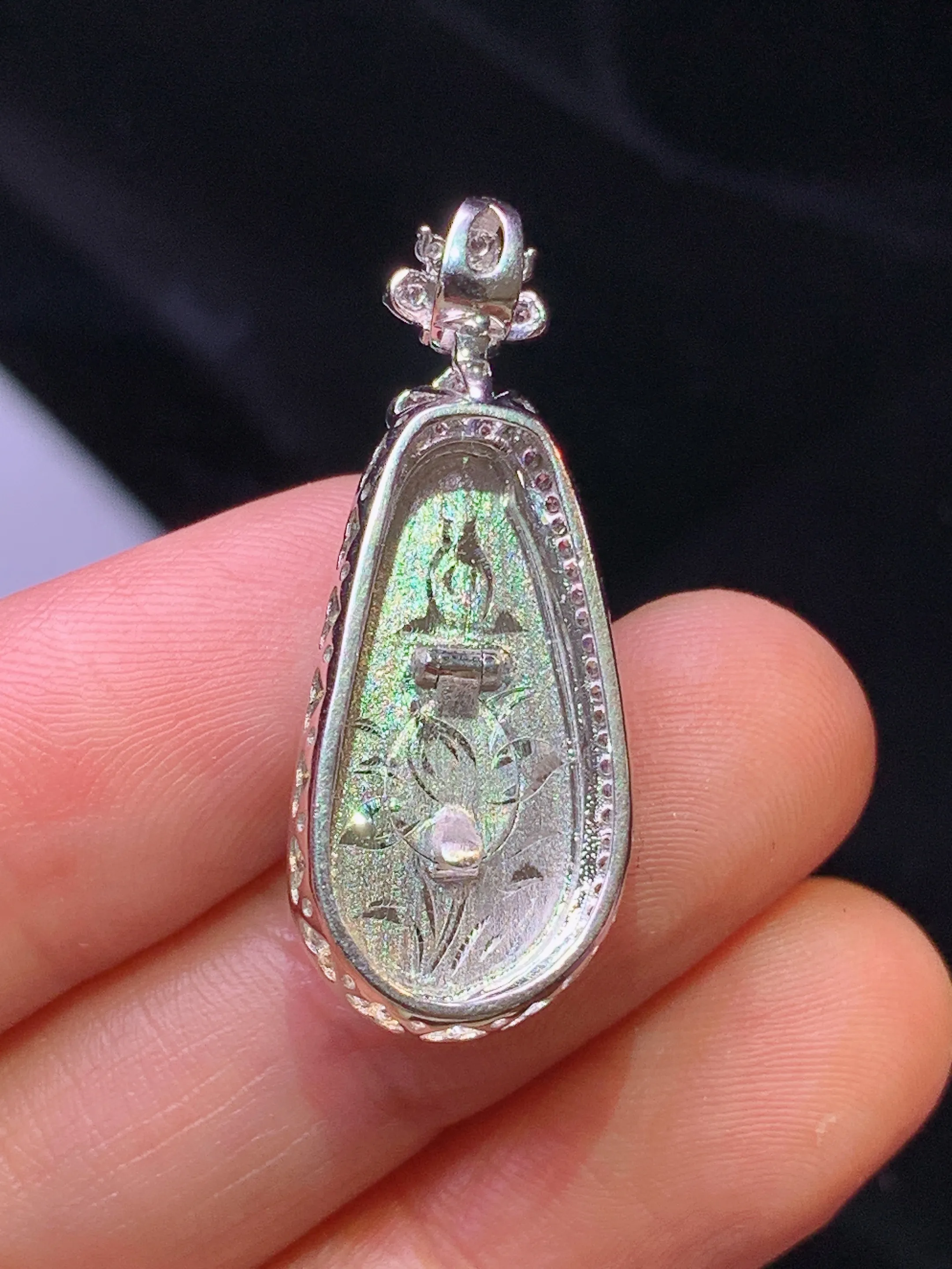 18k金钻镶嵌翠绿四季豆吊坠 玉质细腻 色泽艳丽清新 整体尺寸32*12.6*9.2