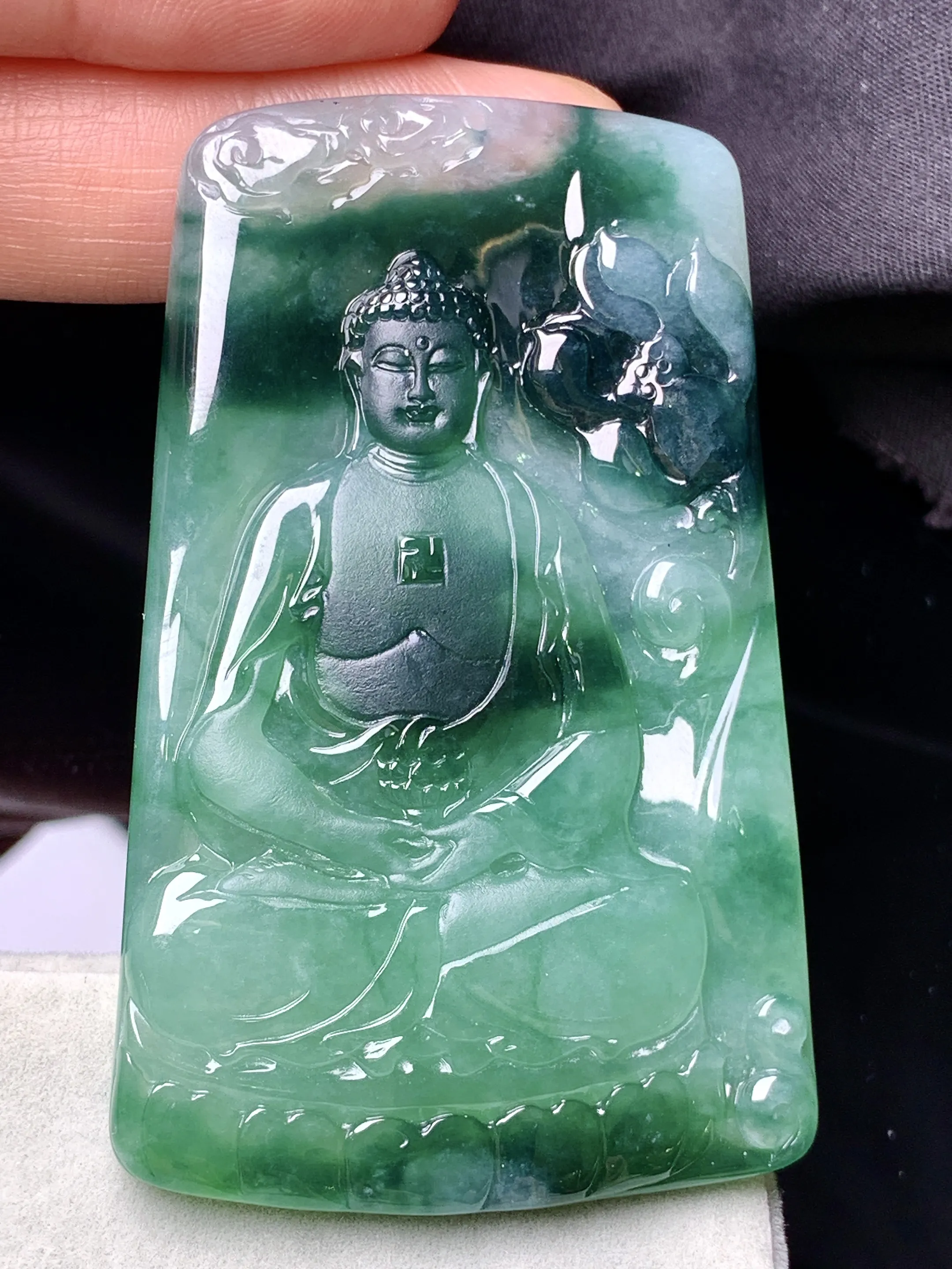 飘绿大日如来佛祖吊坠 玉质细腻 色泽艳丽清新 整体尺寸59.8*38.5*5