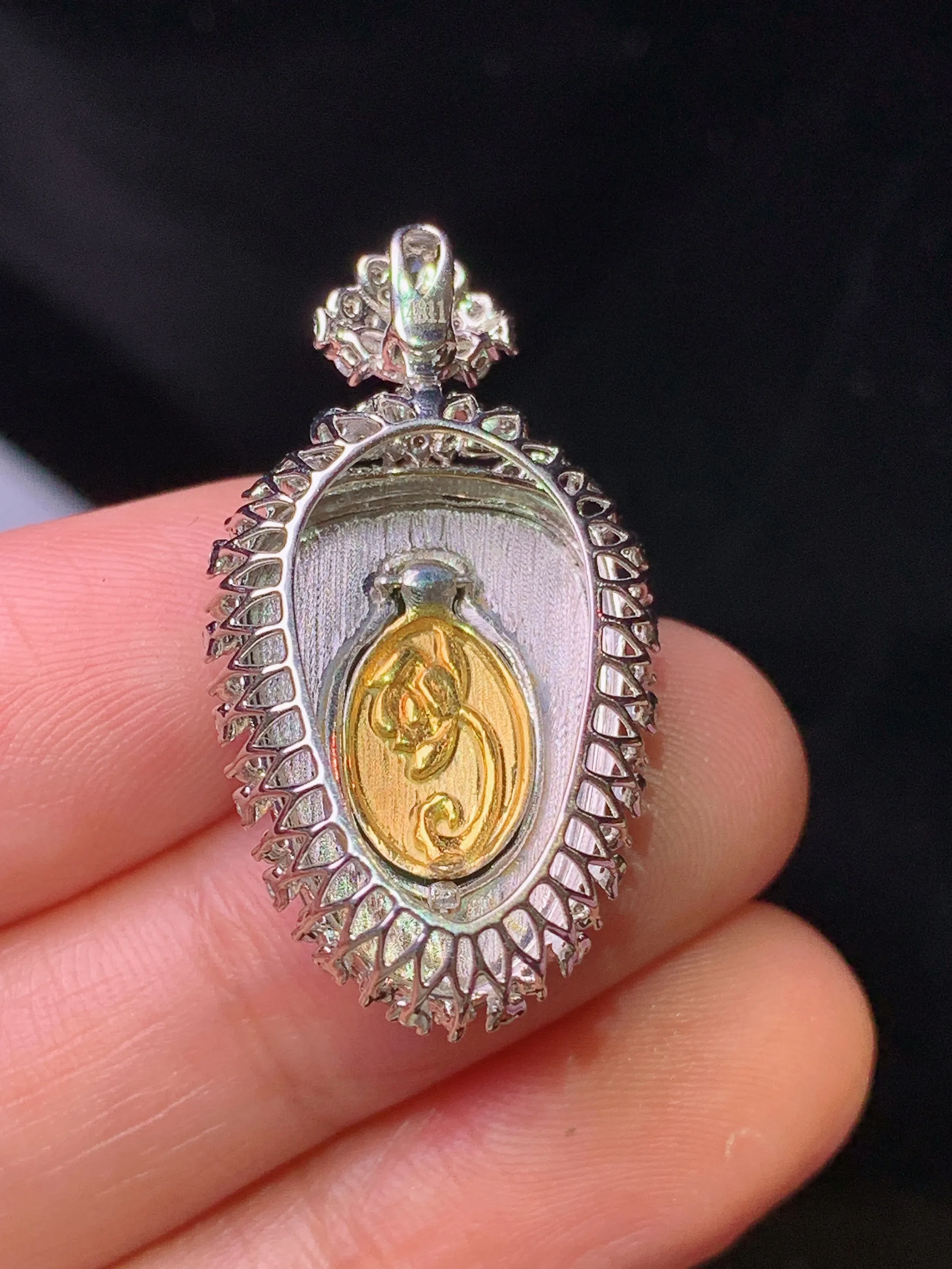 18k金钻镶嵌翠绿树叶吊坠 玉质细腻 色泽清新艳丽 整体尺寸32*17.2*9.3