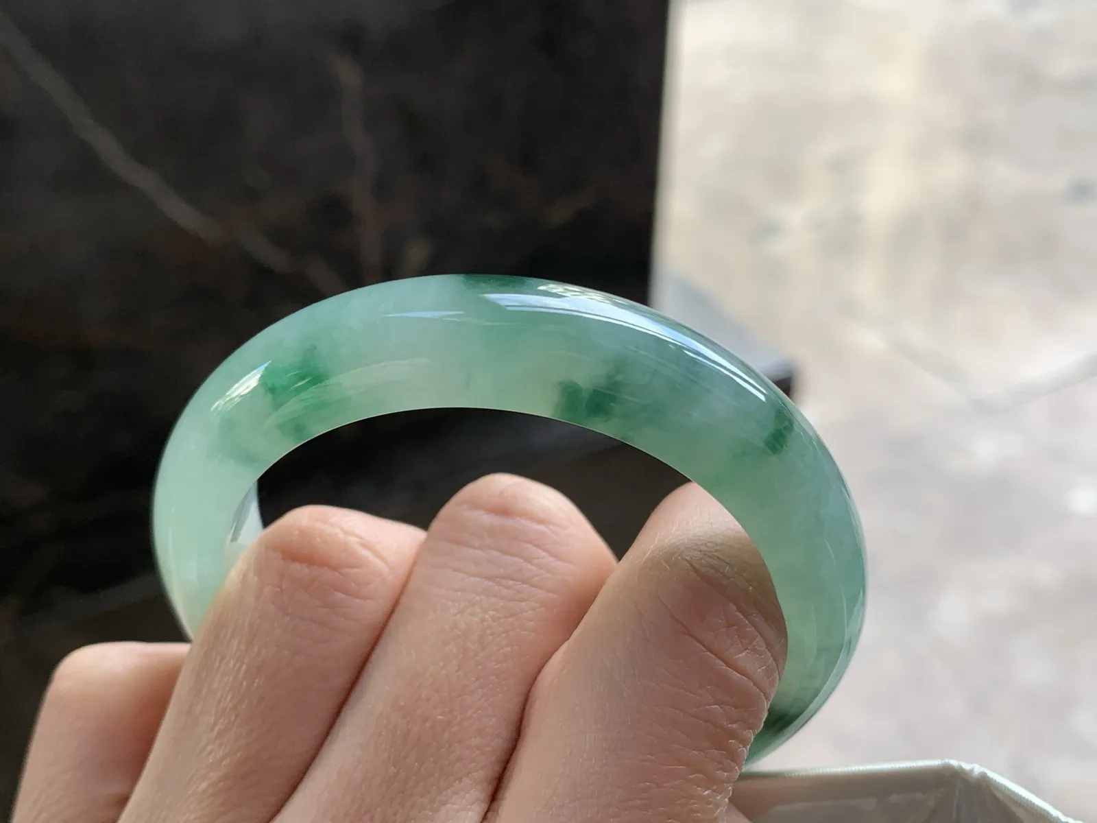 52.5-12.2-8

绿花手镯^_^种水足 飘花浓郁 鲜艳