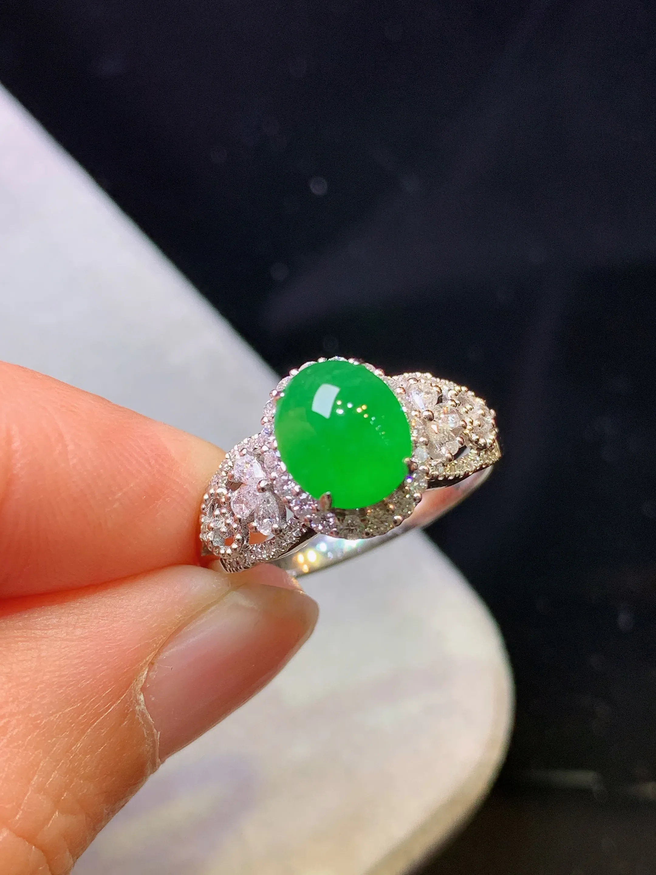 18k金钻镶嵌满绿蛋面戒指 玉质细腻 色泽清新艳丽 圈口14.5 整体尺寸8.3*6.8*4.2