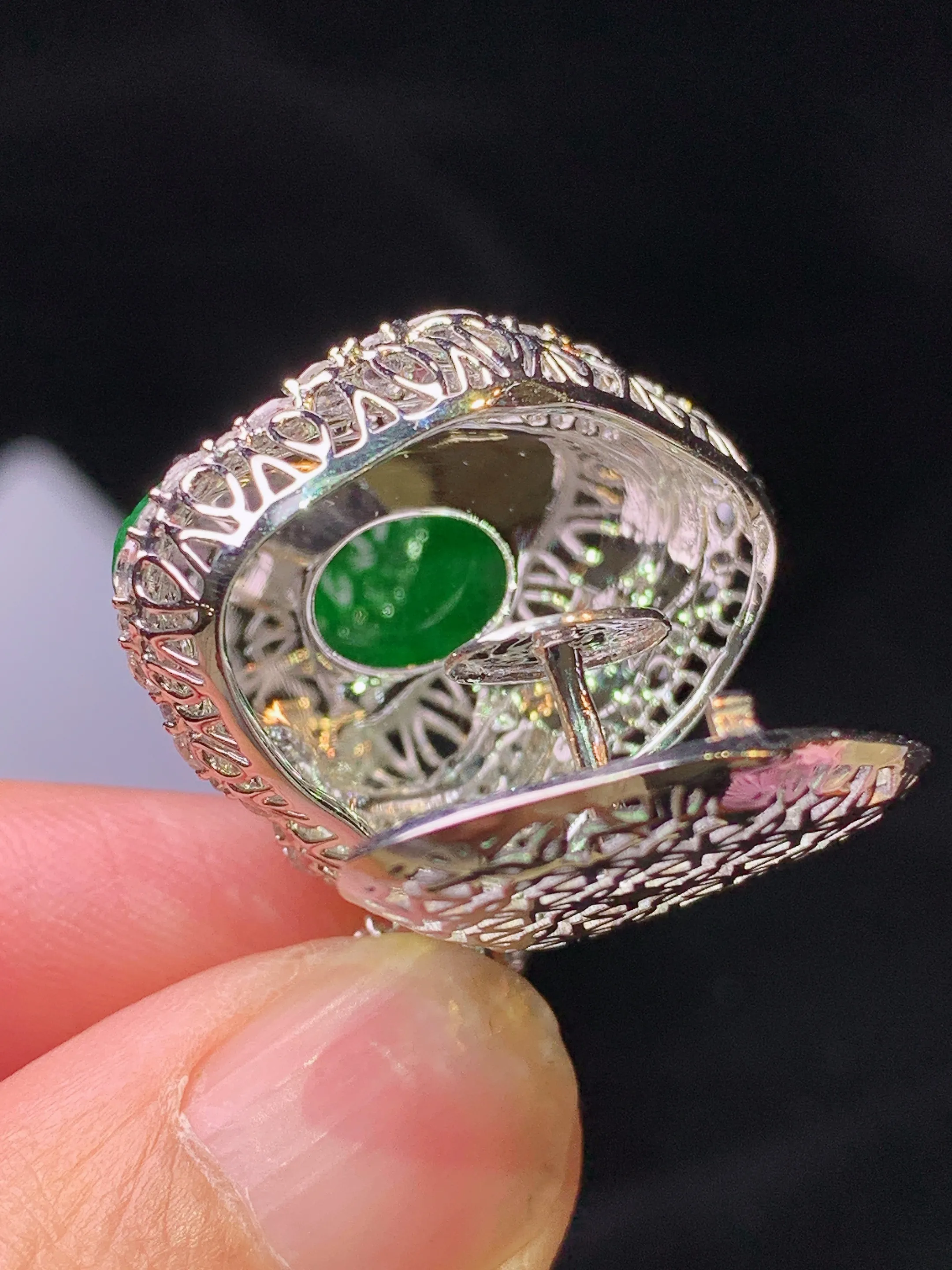 18k金钻镶嵌满绿佛公吊坠 玉质细腻 色泽清新艳丽 整体尺寸30.3*25.7*12.2