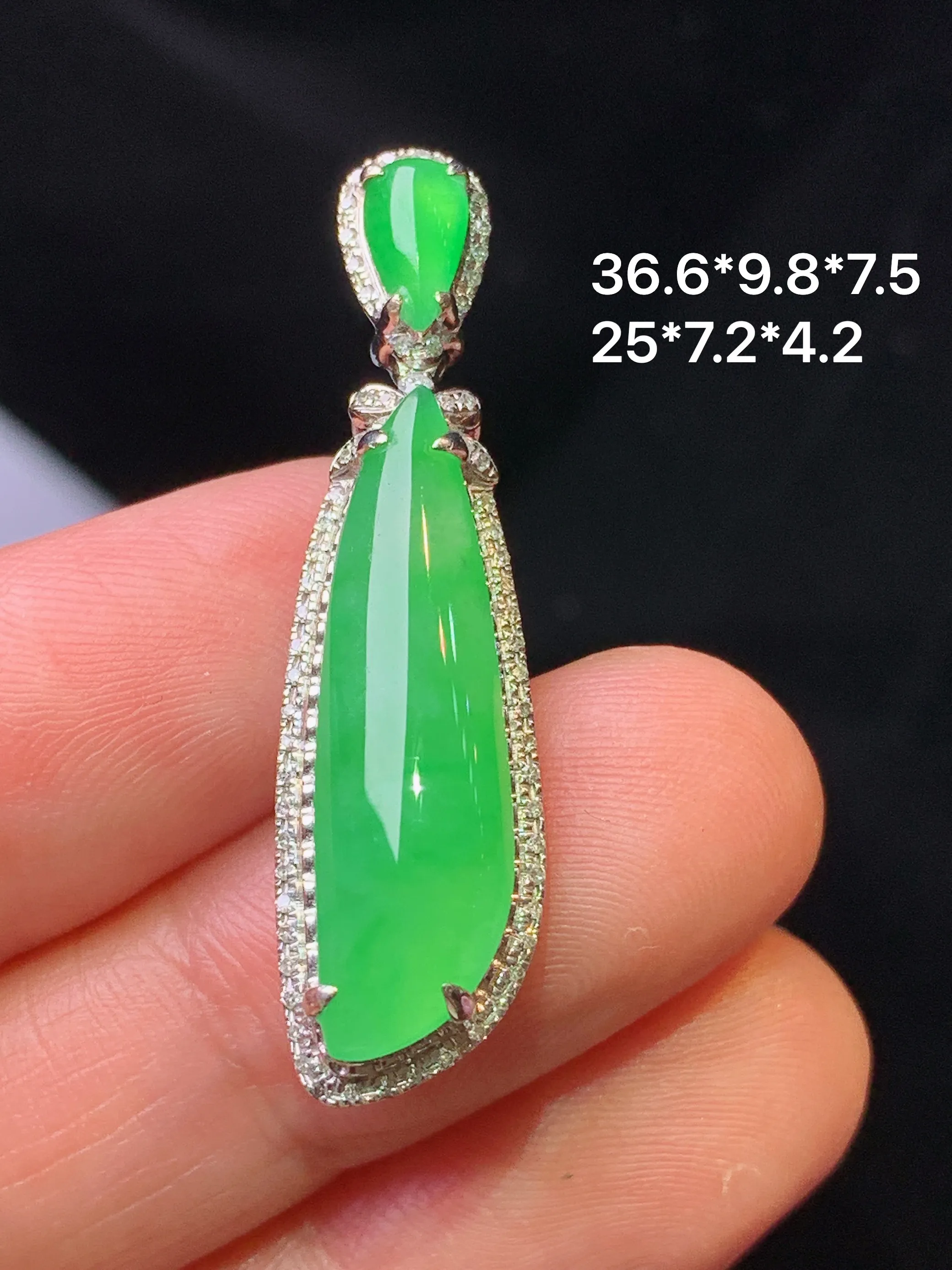 18k金钻镶嵌翠绿福瓜吊坠 玉质细腻 色泽清新艳丽 整体尺寸36.6*9.8*7.5