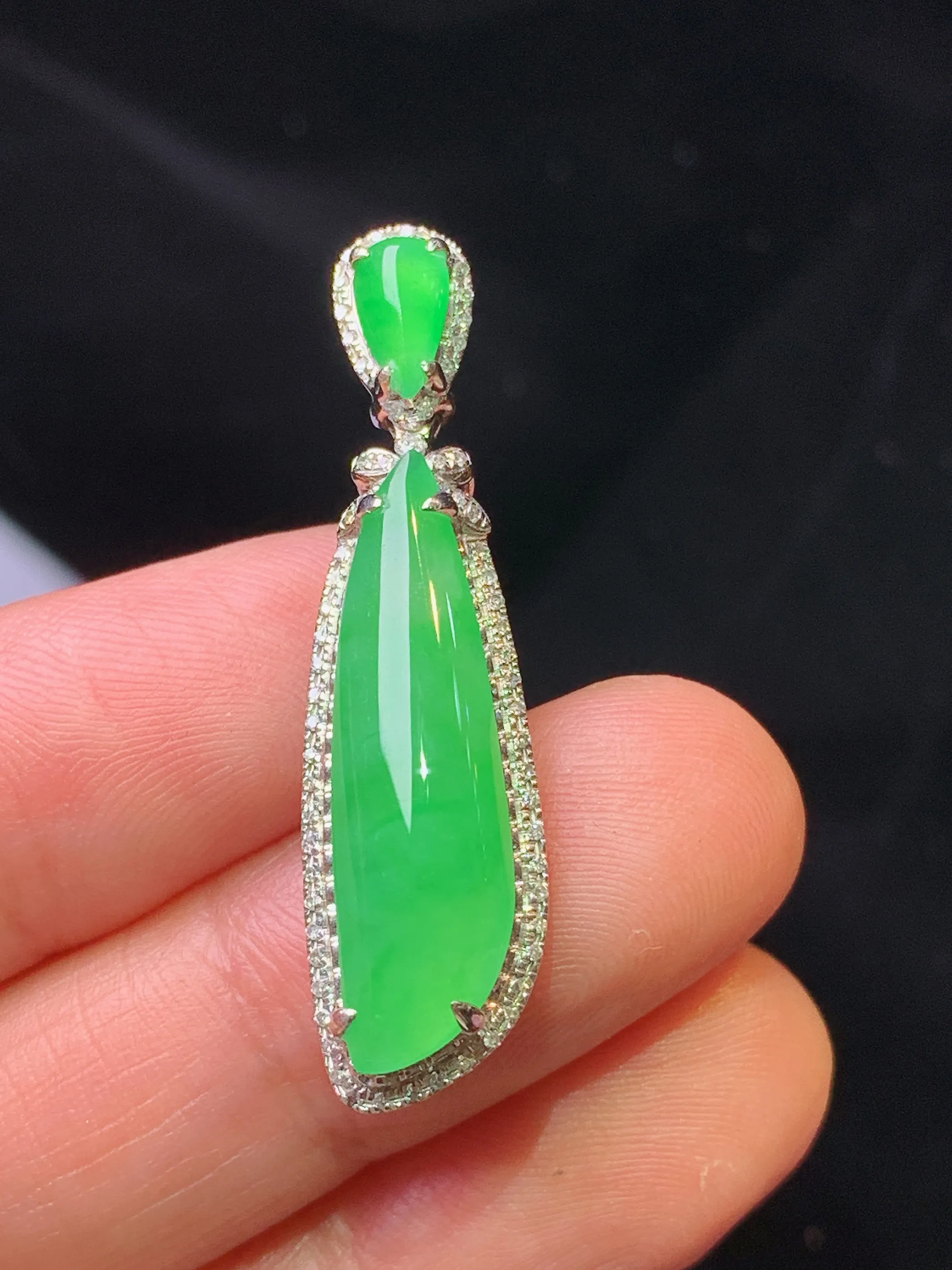 18k金钻镶嵌翠绿福瓜吊坠 玉质细腻 色泽清新艳丽 整体尺寸36.6*9.8*7.5