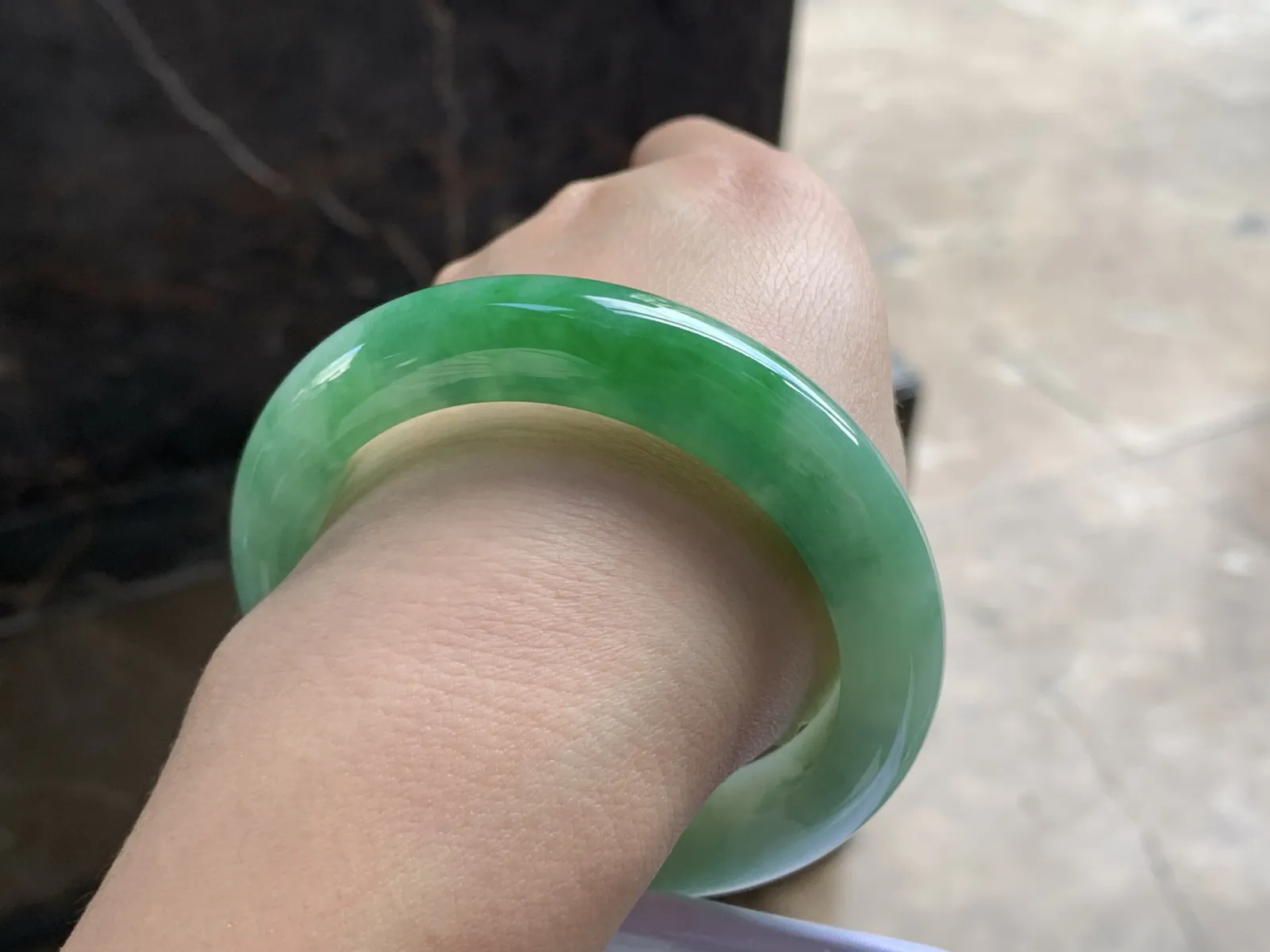 55-12.9-9.5

浓绿色手镯^_^鲜艳 玉质温润