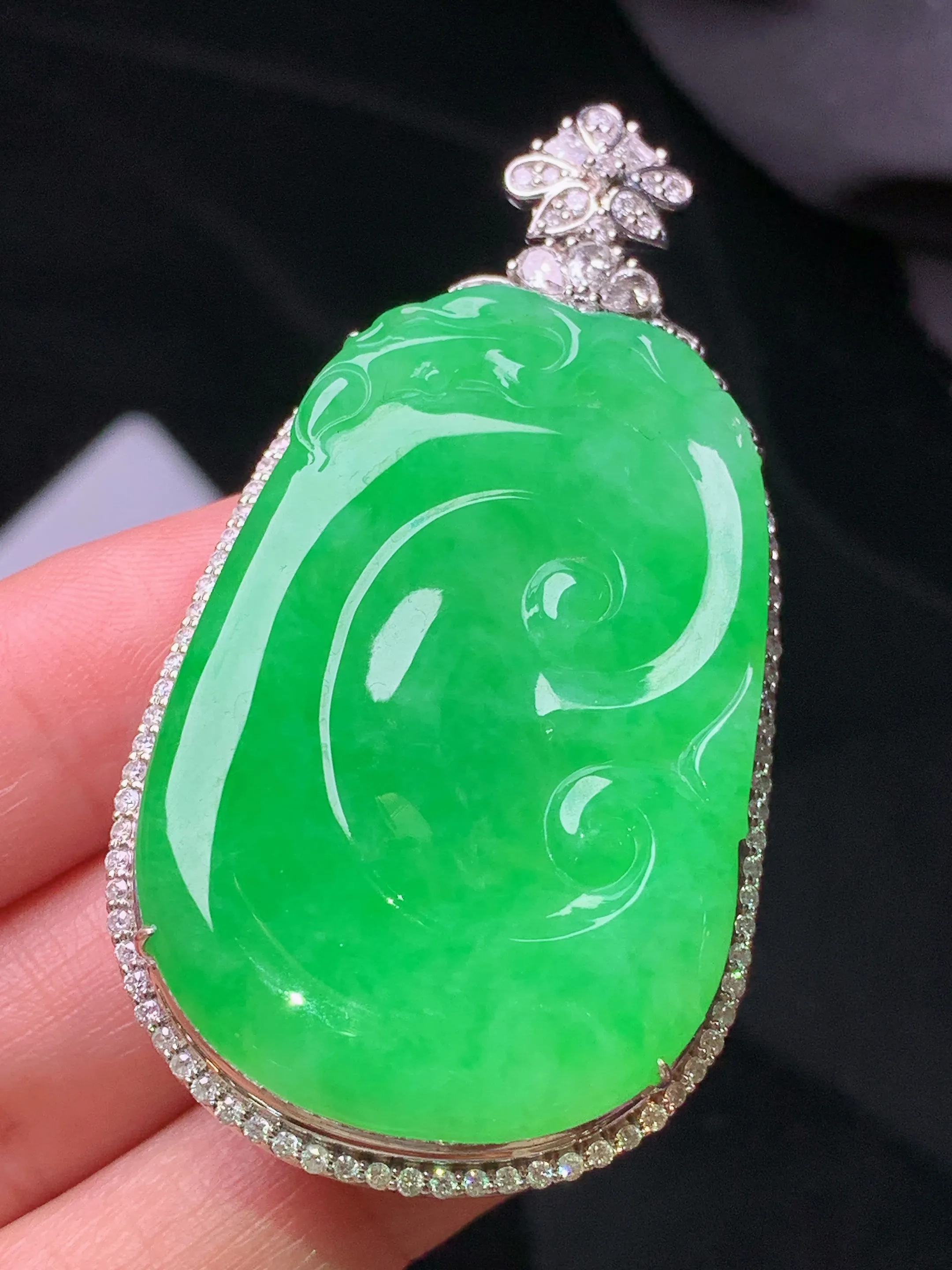 18k金钻镶嵌翠绿如意吊坠 玉质细腻 色泽艳丽清新 整体尺寸59*31*11.5