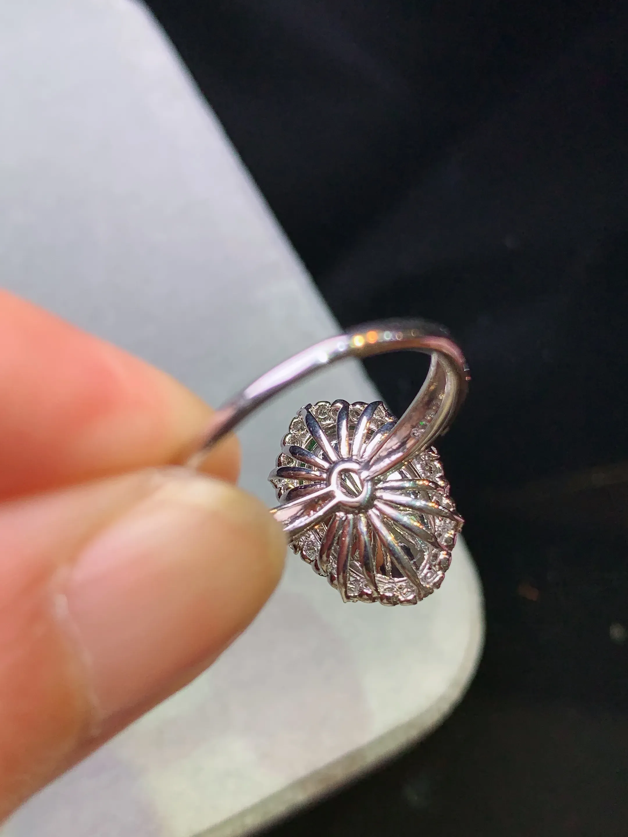 18k金钻镶嵌翠绿蛋面戒指 玉质细腻 色泽清新艳丽 圈口14 整体尺寸15.6*11.5*8.5