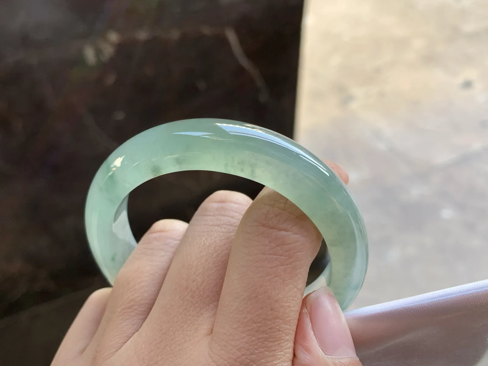 51.5-12.2-8.5

冰种晴水飘花手镯^_^清透 颜色好看