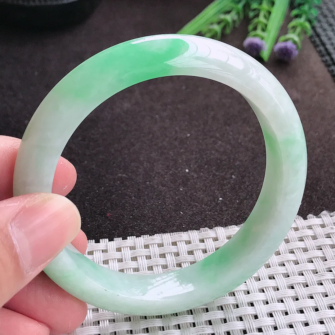 实拍A货翡翠56.8/12.5/8.3老坑秀气冰润飘绿手镯宽边翡翠玉镯女款