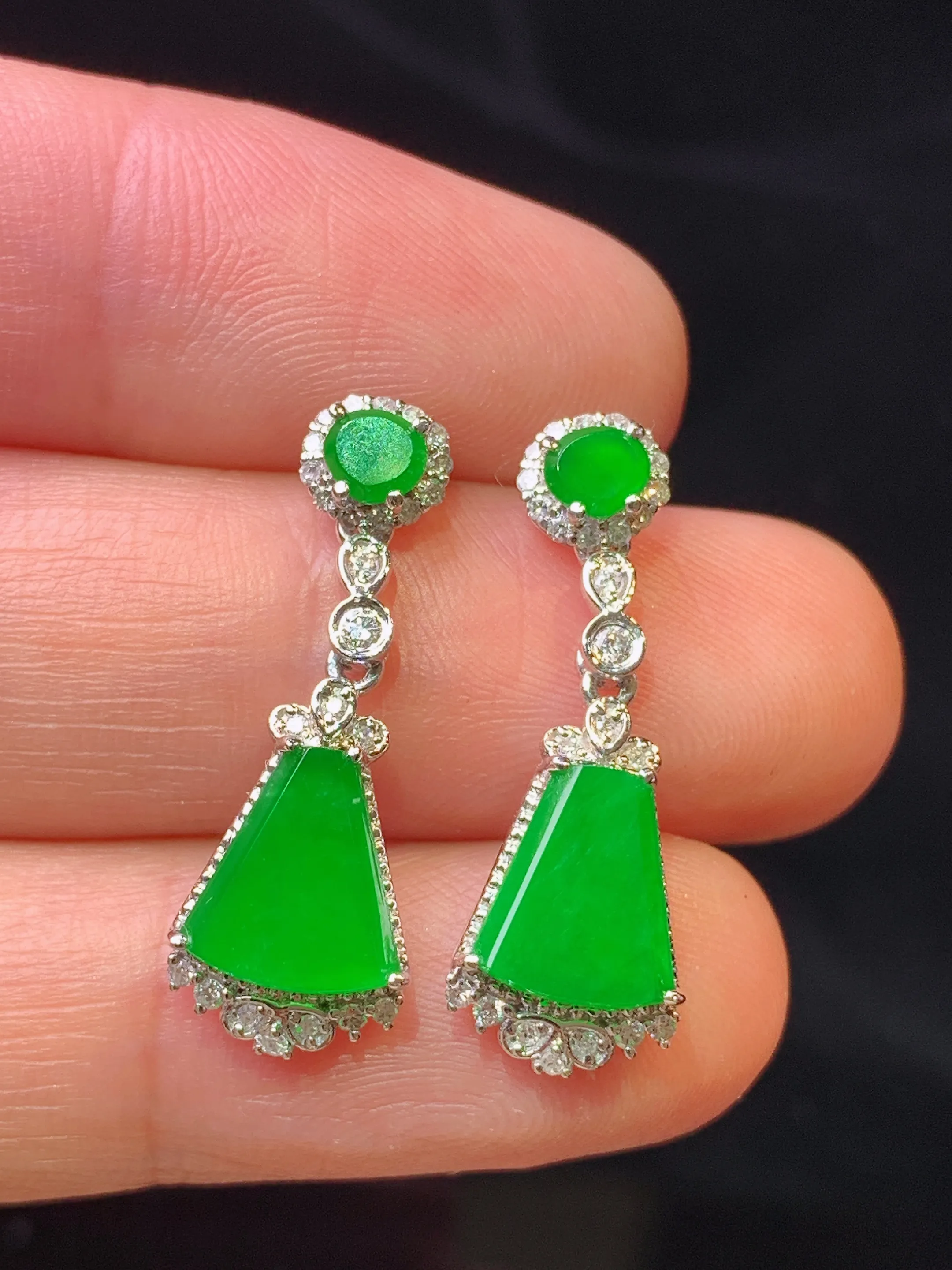 18k金钻镶满绿无事牌耳坠 玉质细腻 色泽艳丽清新 整体尺寸24.6*8.6*4.3